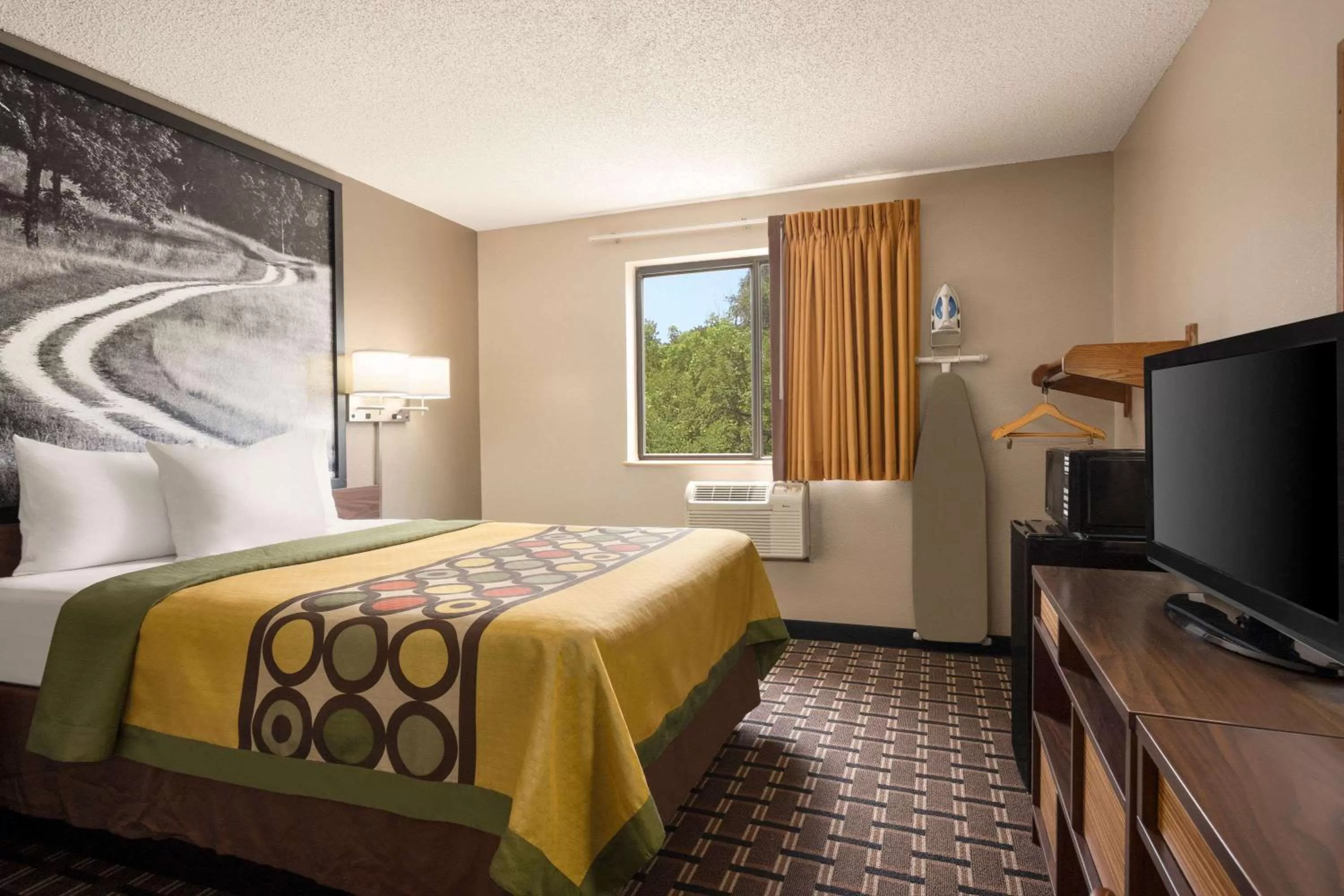 Photo of the whole room, Bed in Super 8 by Wyndham Mayfield