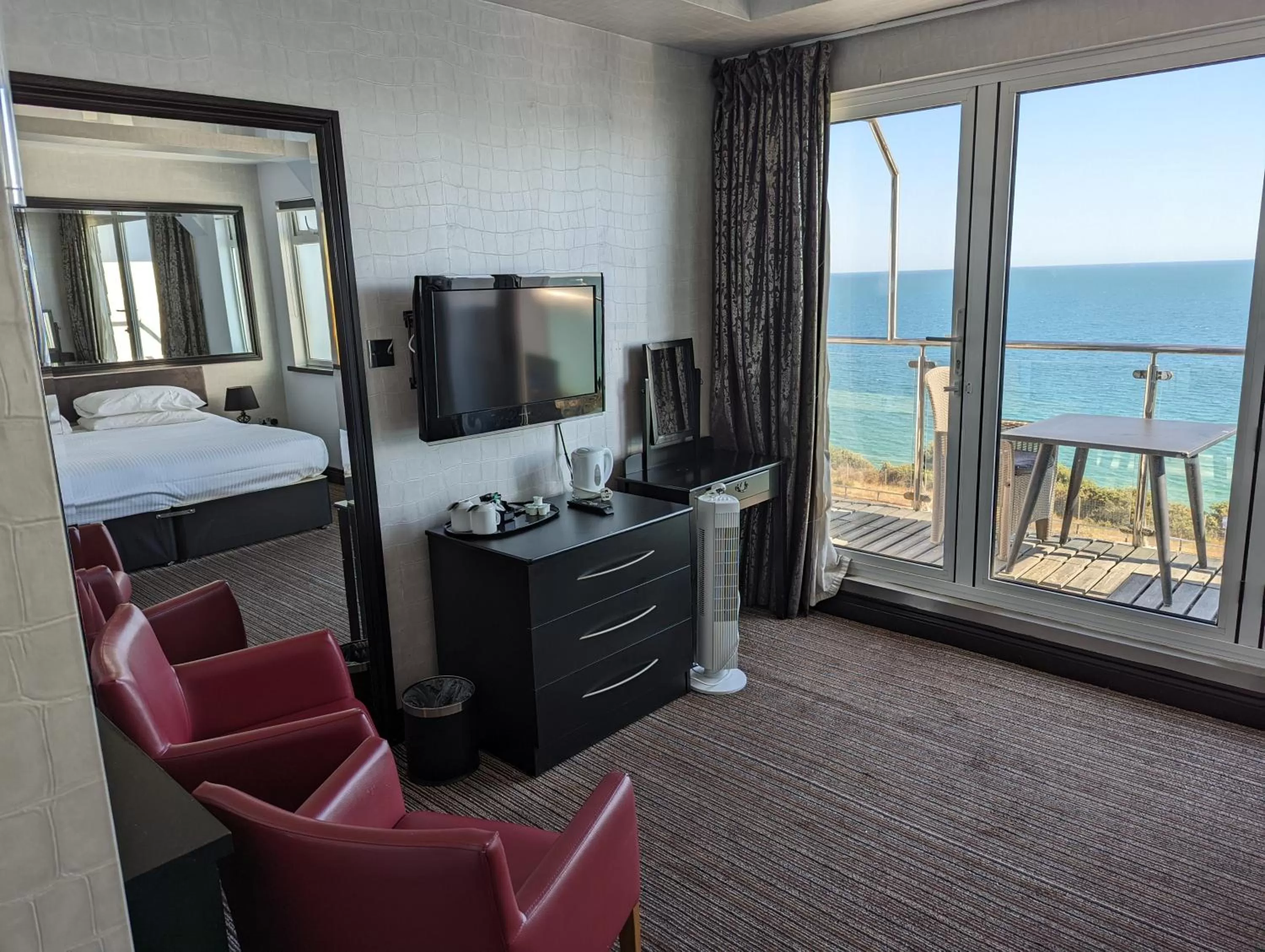 Balcony/Terrace, Bed in Suncliff Hotel - OCEANA COLLECTION