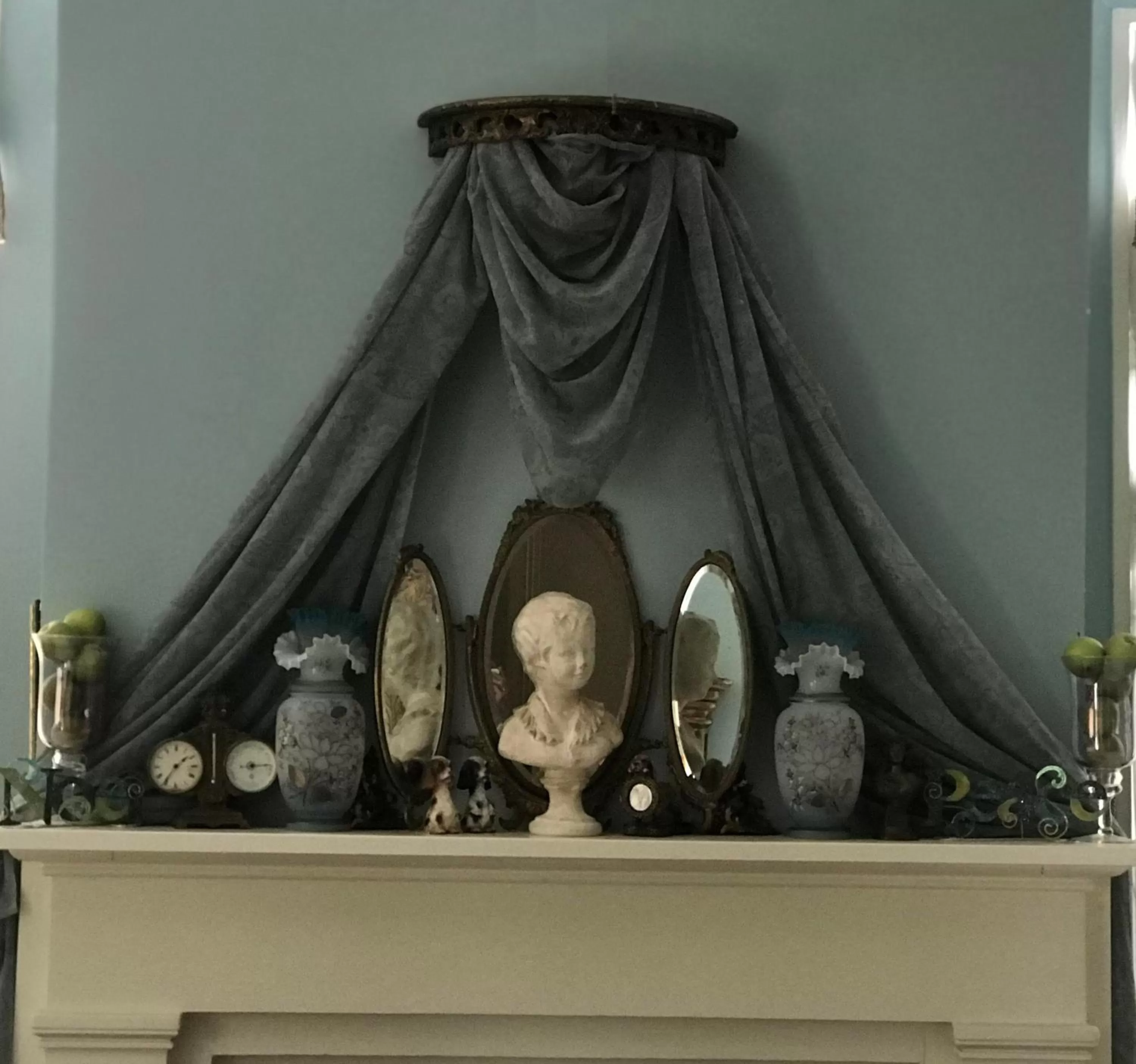 Decorative detail in Shadowlawn Bed and Breakfast