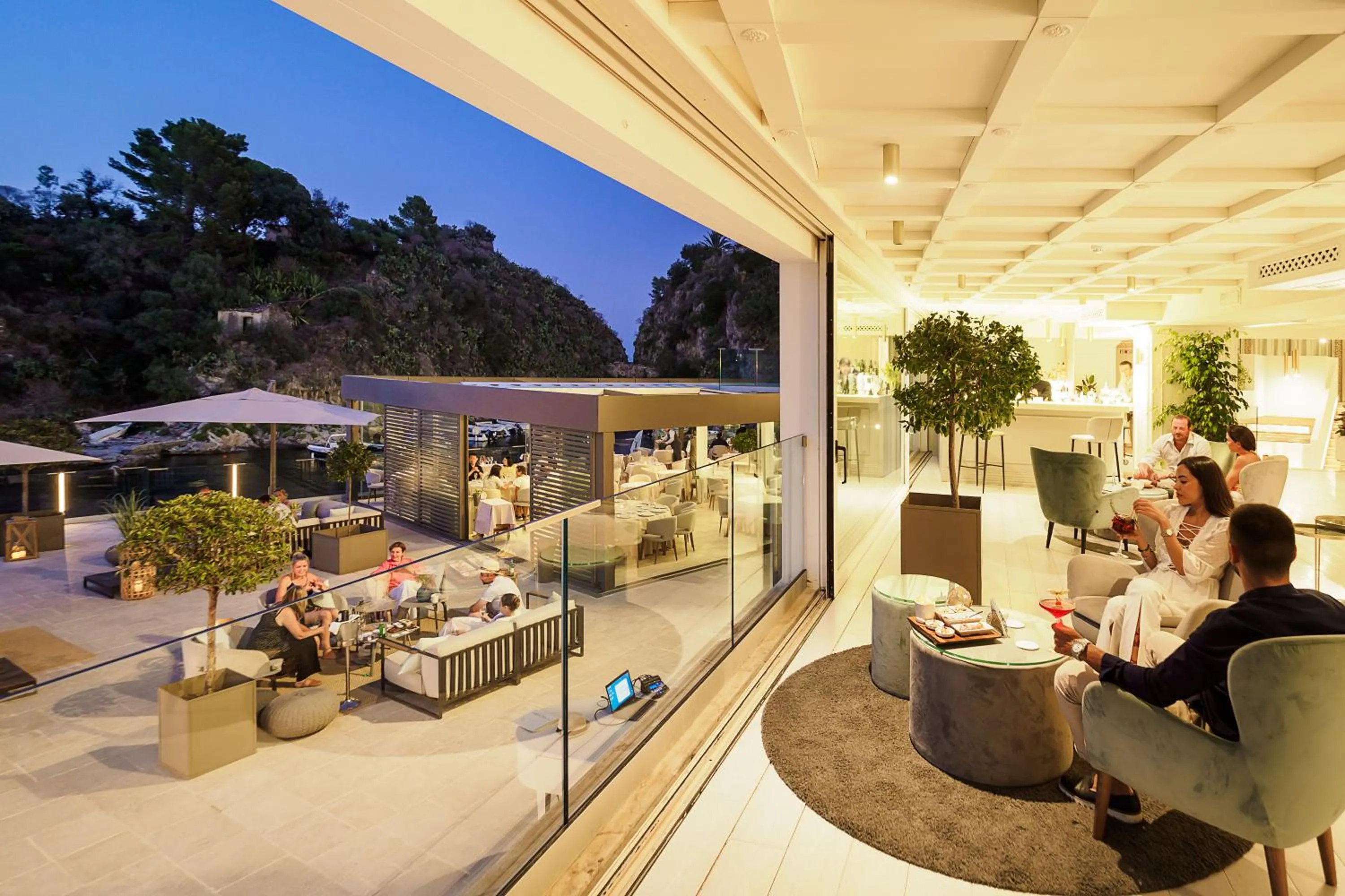 Spring in Atlantis Bay - The Leading Hotels of the World