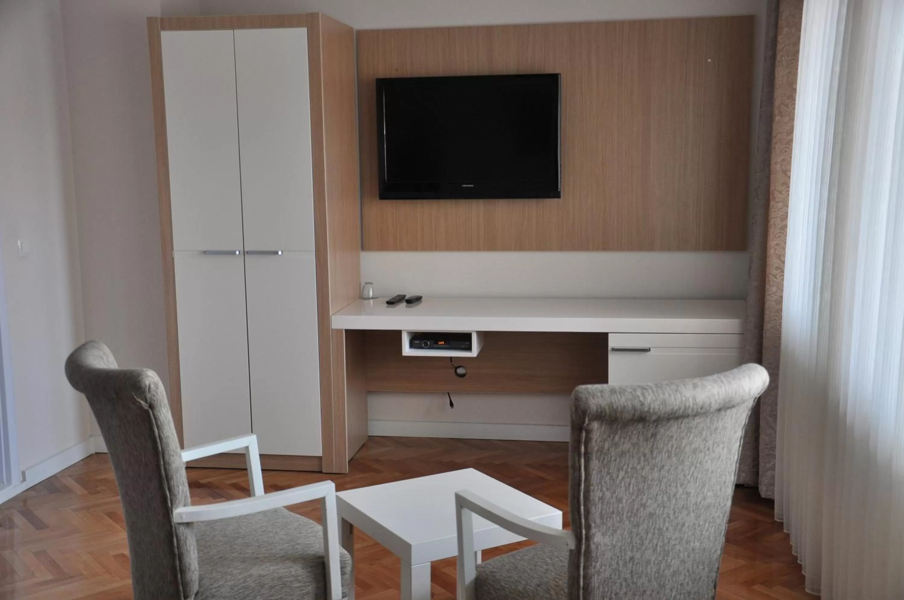 TV and multimedia, TV/Entertainment Center in Hotel Prima
