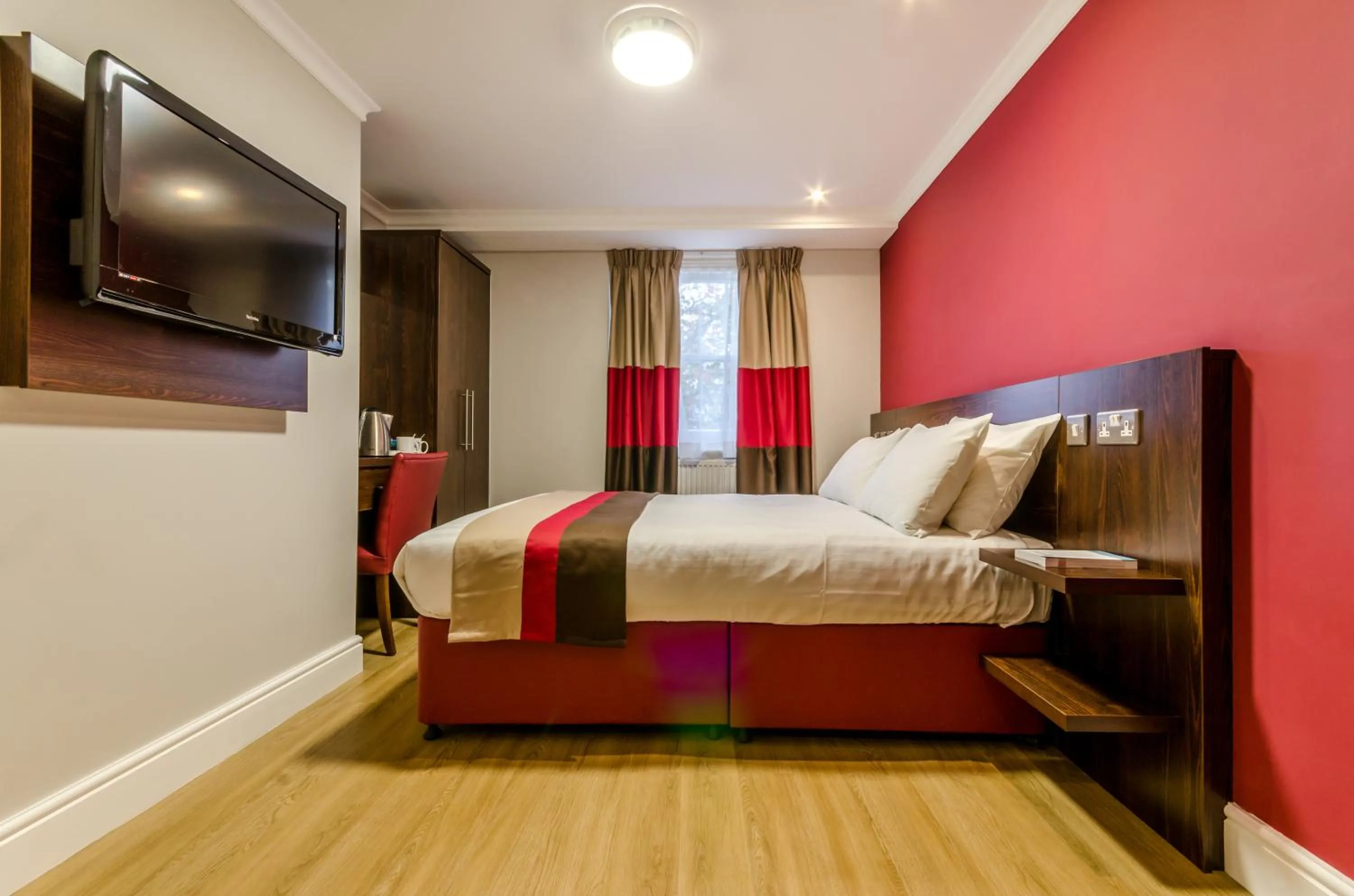 Photo of the whole room, Bed in Royal Cambridge Hotel