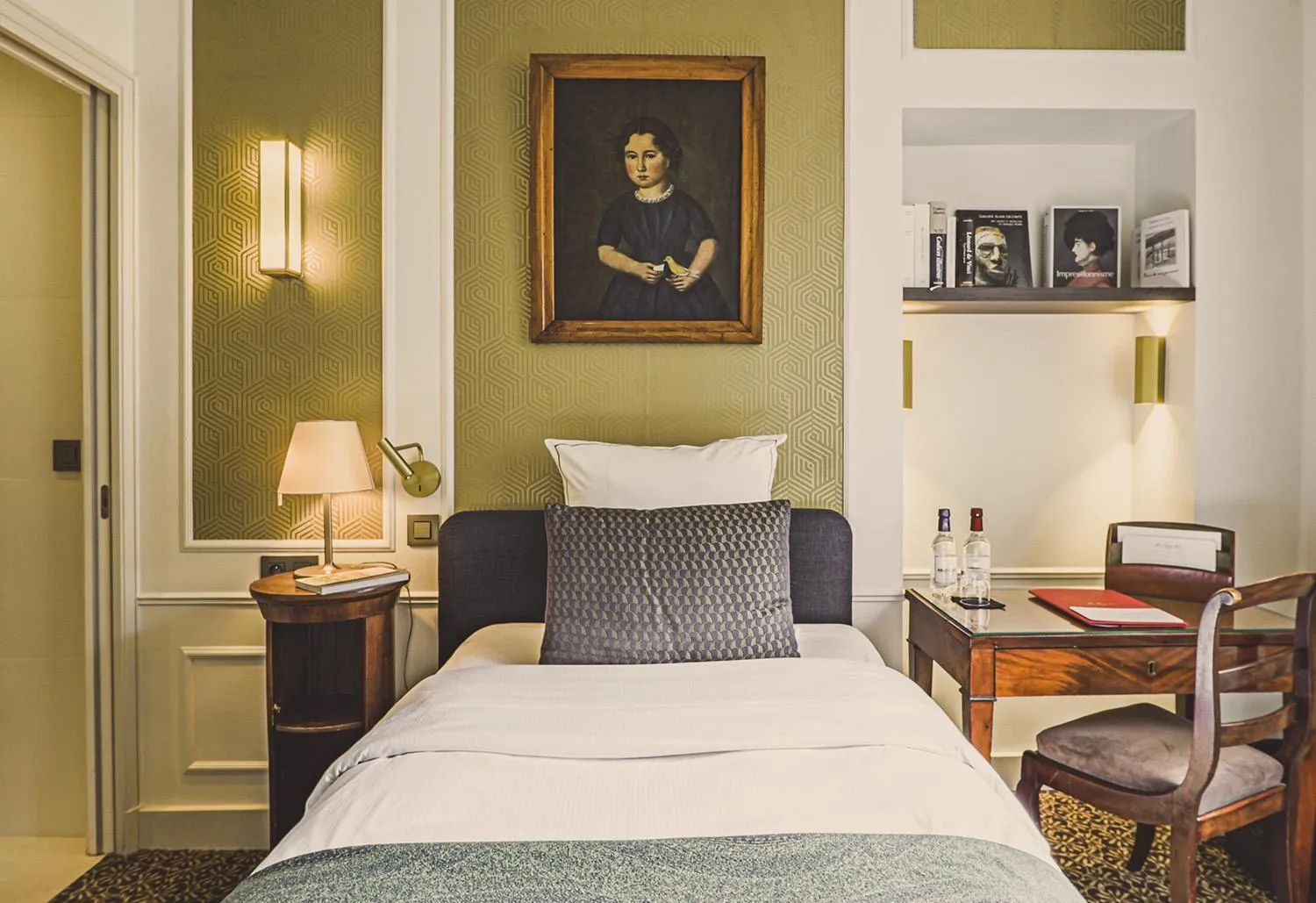 Photo of the whole room, Bed in Hôtel des Saints Pères - Esprit de France
