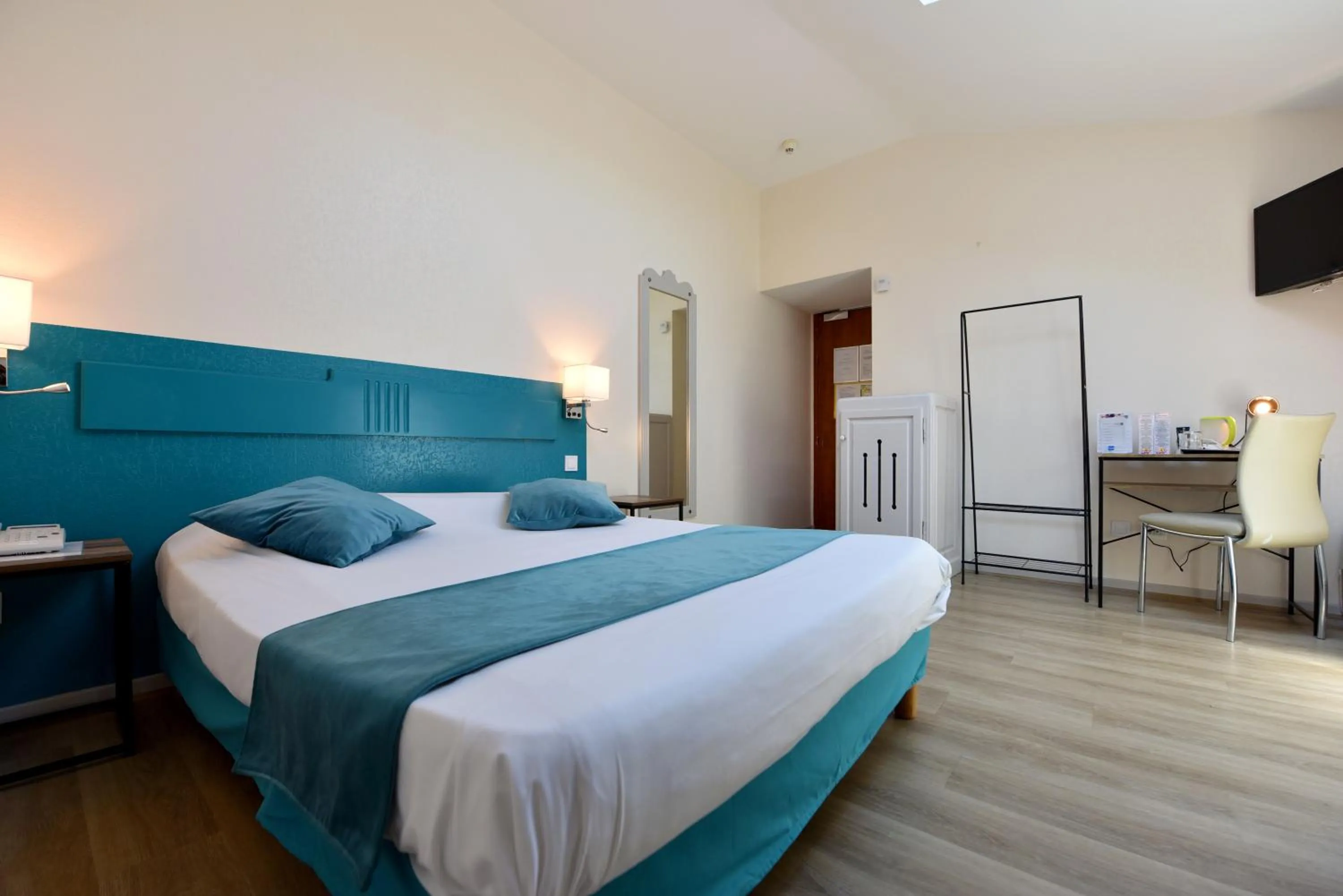 Bathroom, Bed in Hôtel du Parc