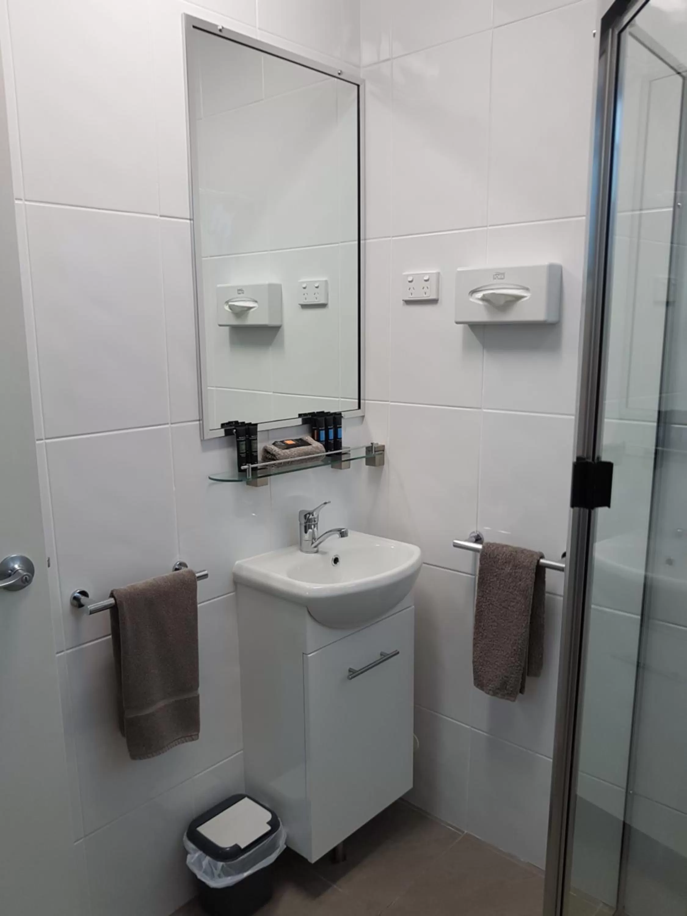 Bathroom in Main Street Motel