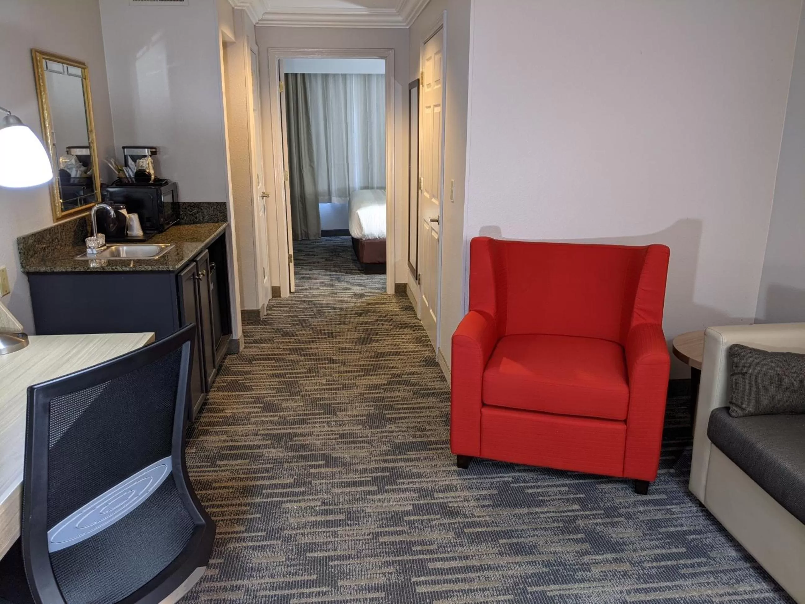 Living room in Country Inn & Suites by Radisson, Nashville, TN