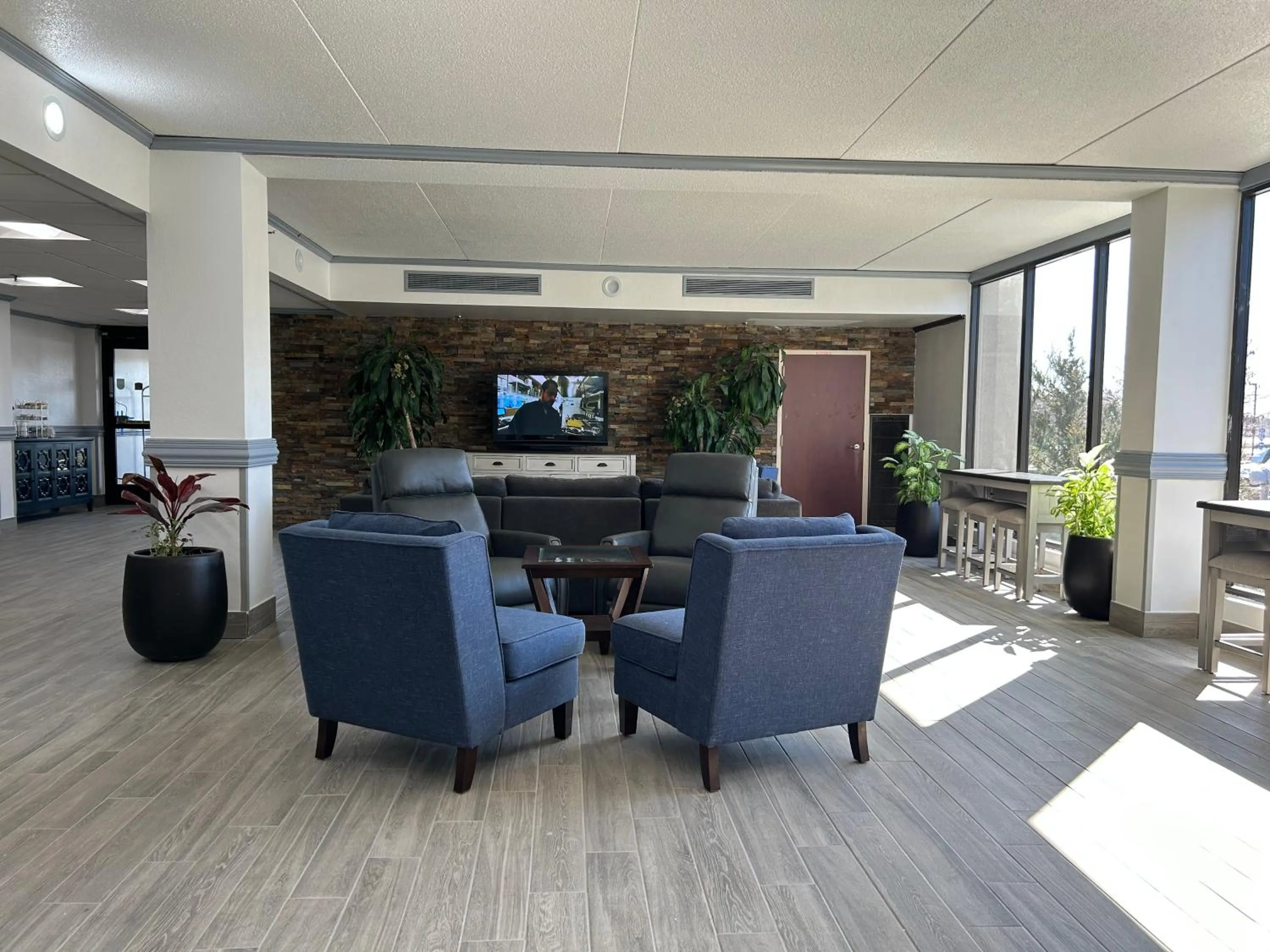 TV and multimedia in Clarion Inn & Suites Grand Rapids Airport