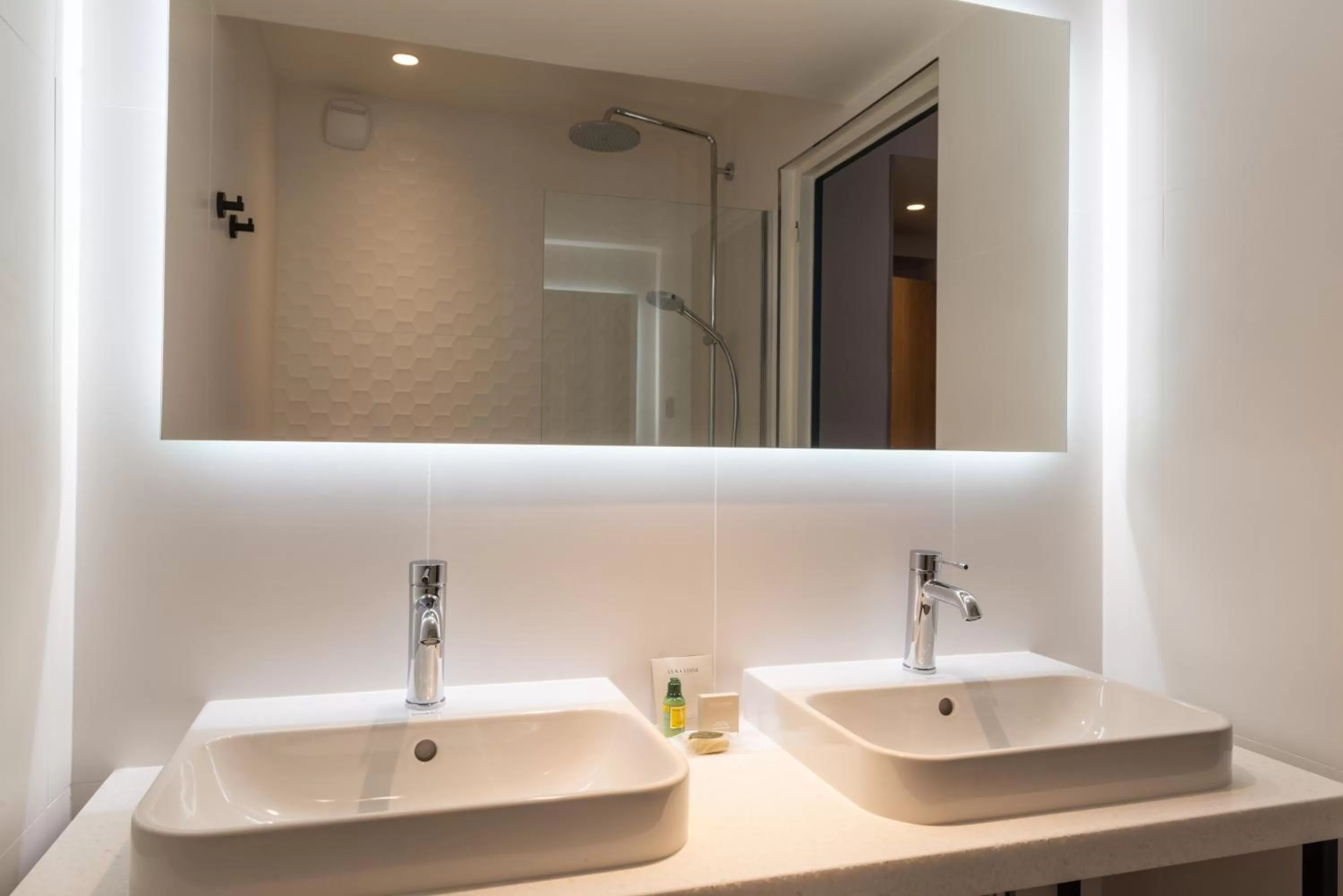 Bathroom in Leonardo Boutique Hotel Paris Opera