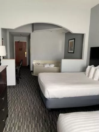 Photo of the whole room, Bed in Lakeside Resort & Conference Center