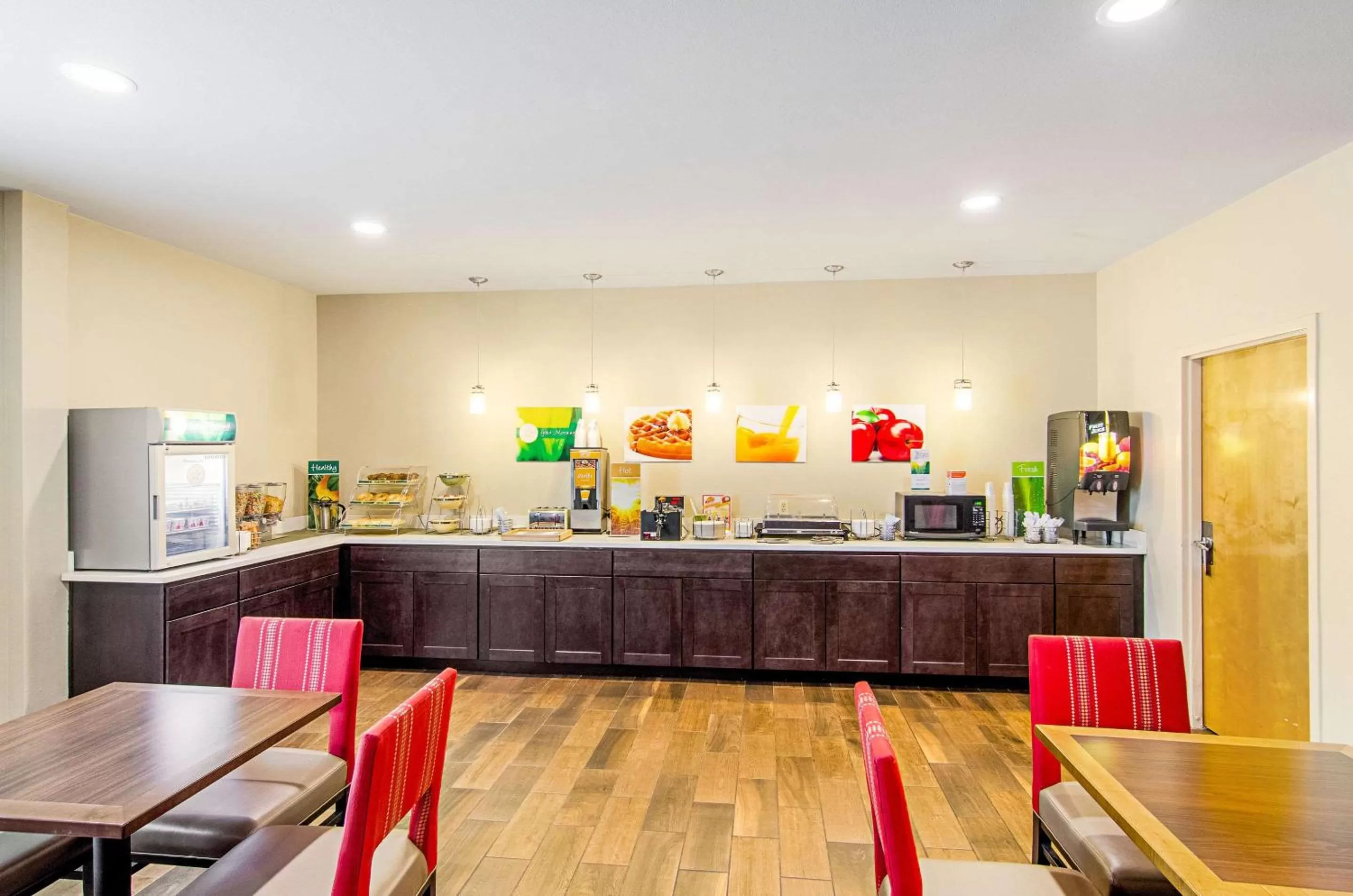 Restaurant/places to eat in Quality Inn & Suites Near Tanger Outlet Mall