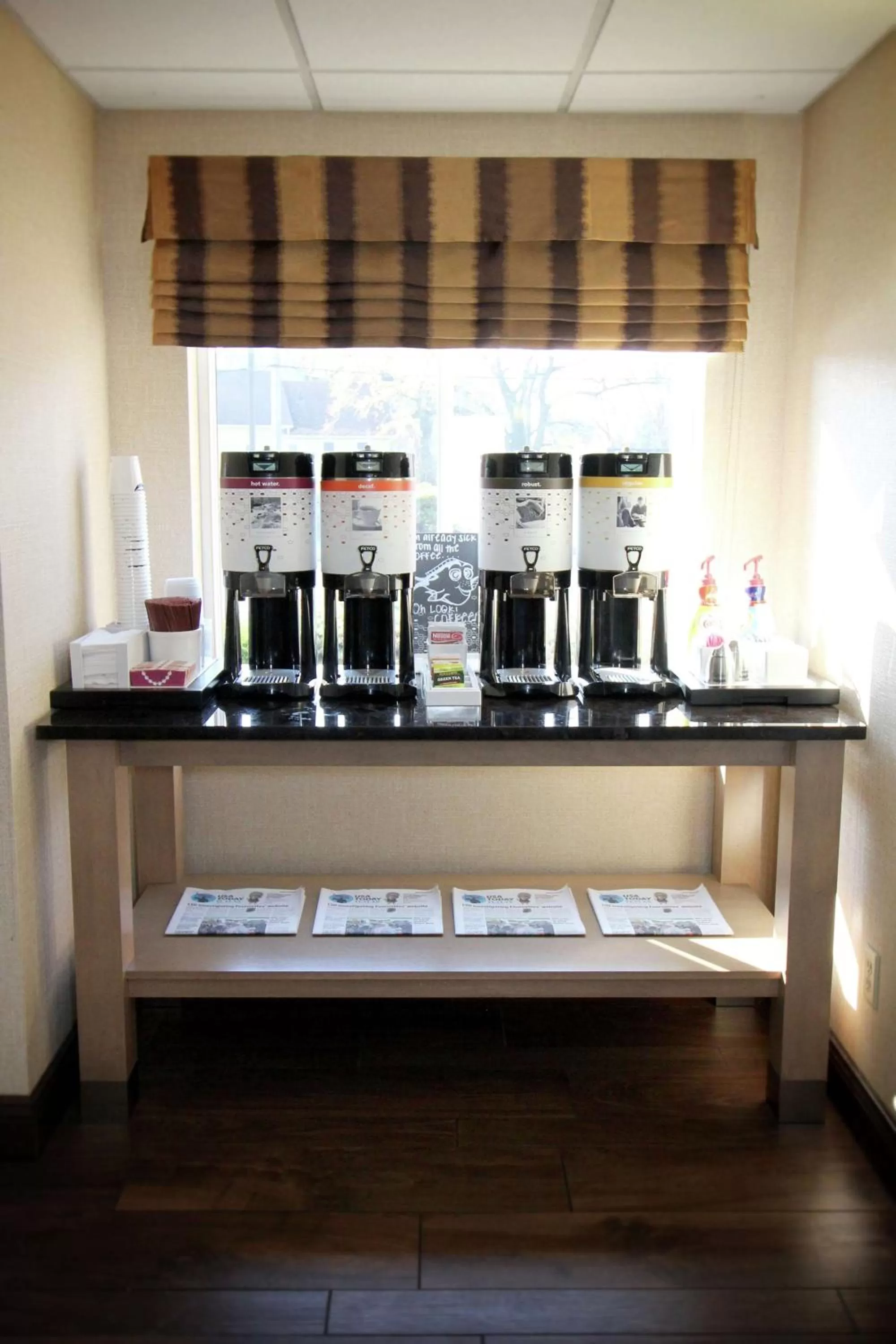 Dining area in Hampton Inn Sandusky-Central