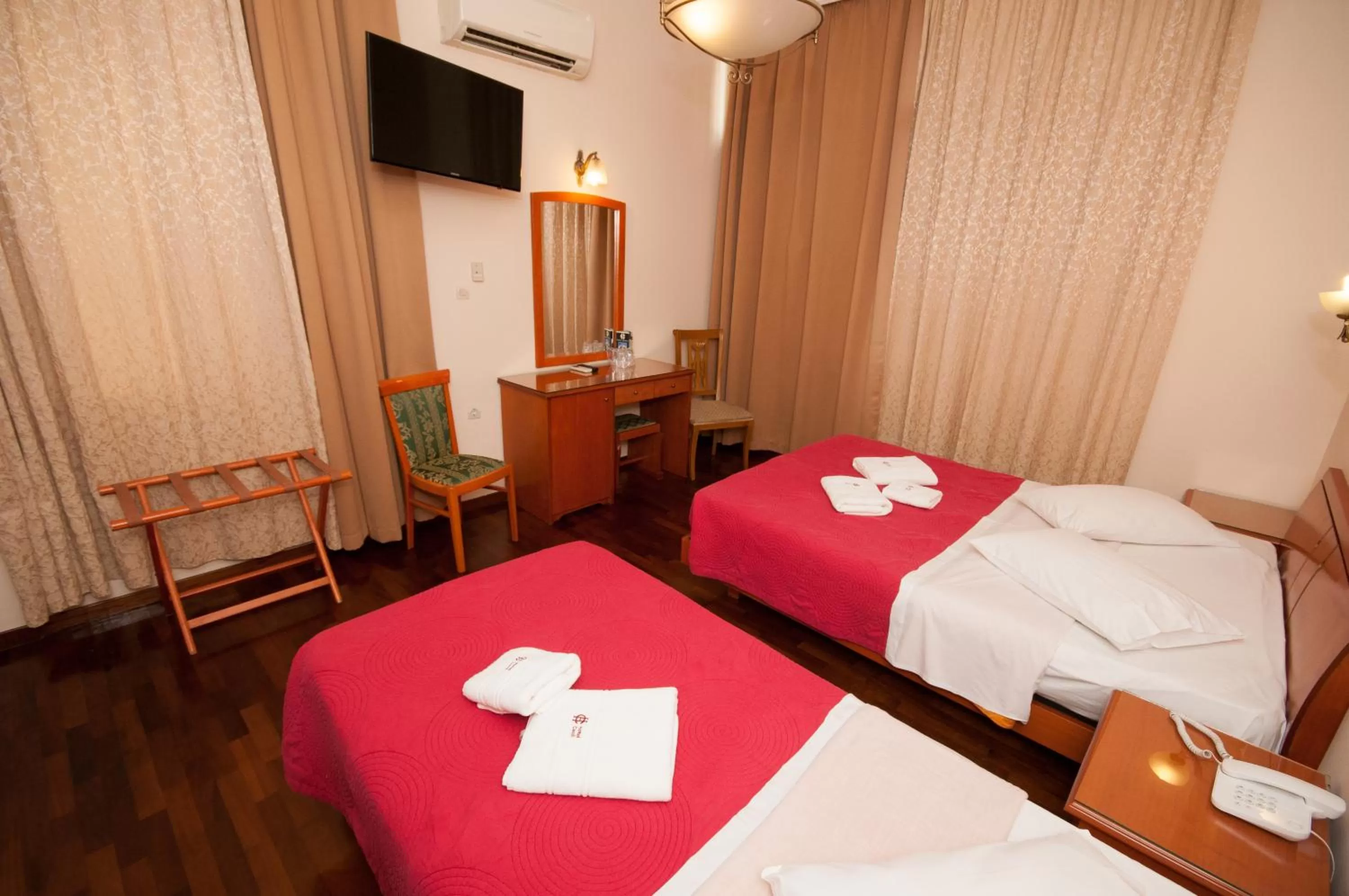 Photo of the whole room, Bed in Cecil Hotel