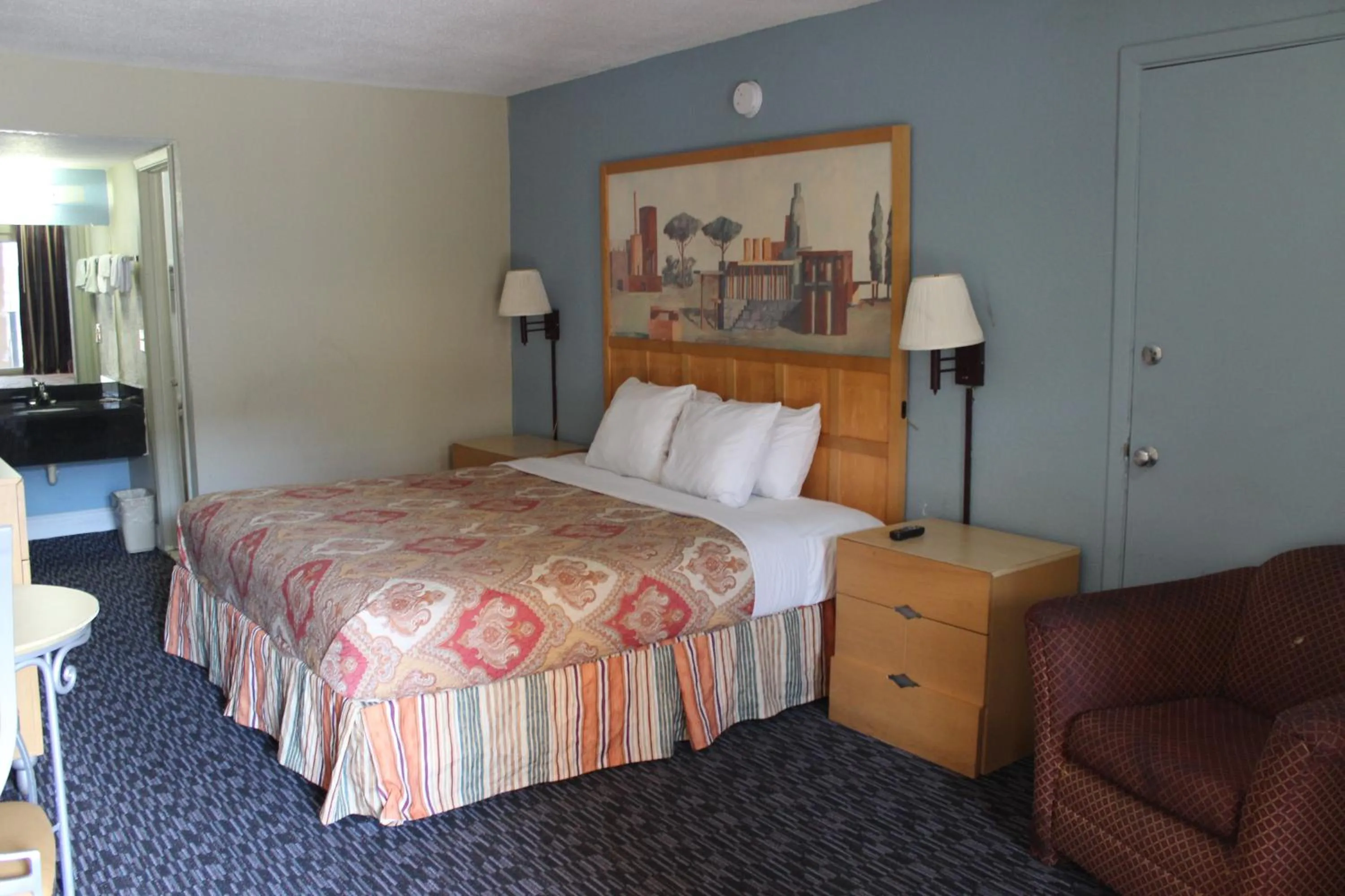 Bed in Tampa Inn Near Busch Gardens