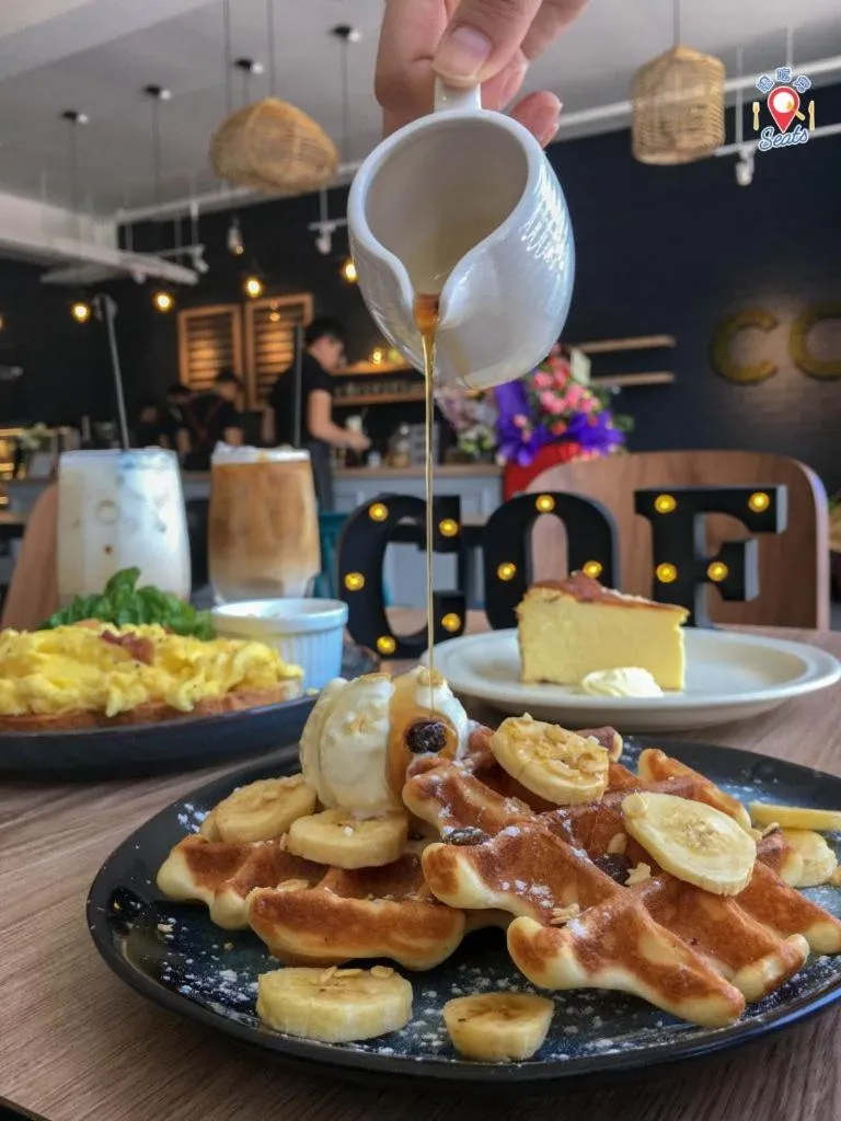 Restaurant/places to eat in FLYPOD Hotel