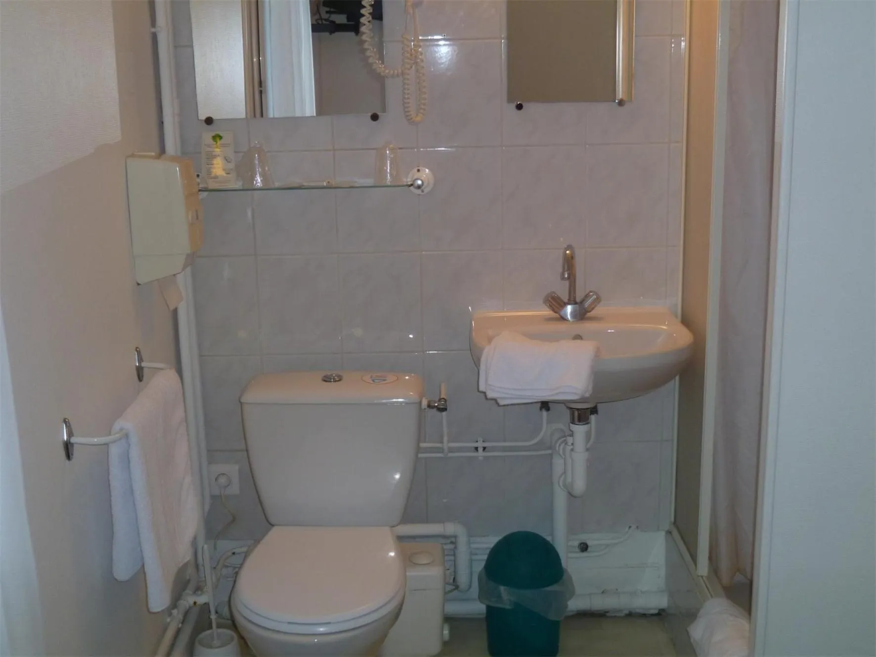 Shower in Hôtel Beauséjour