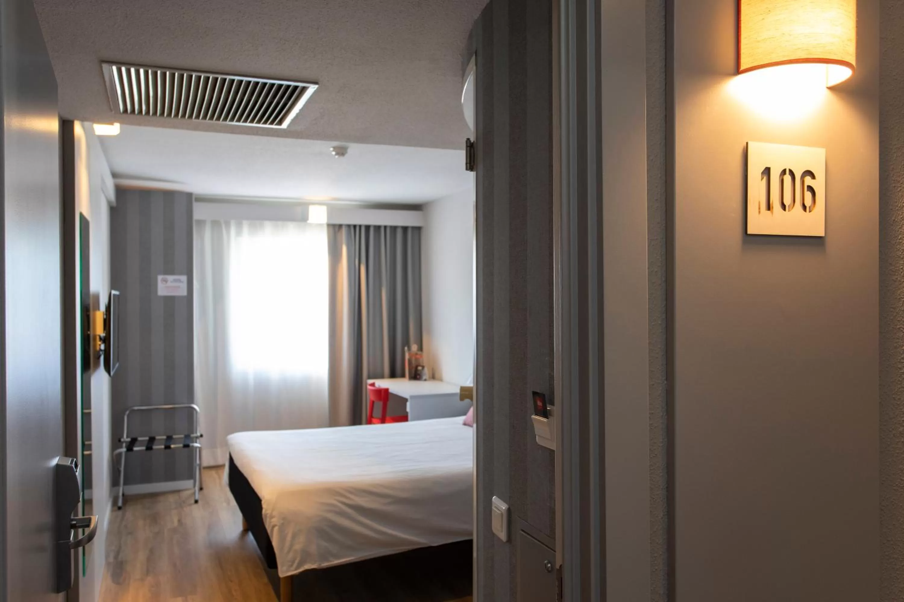 Photo of the whole room, Bed in Ibis Valencia Alfafar