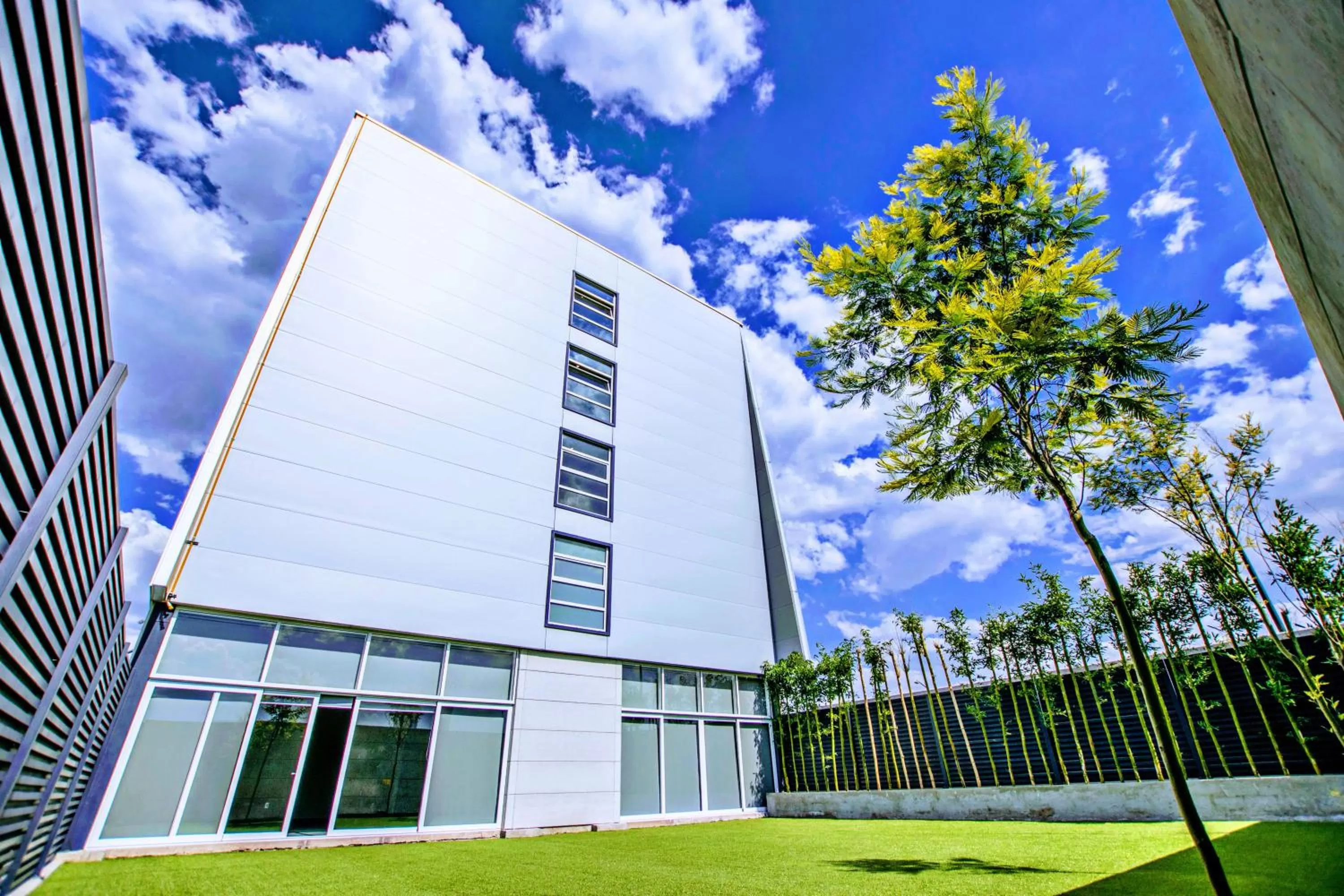 Facade/entrance in Bedford Hotel
