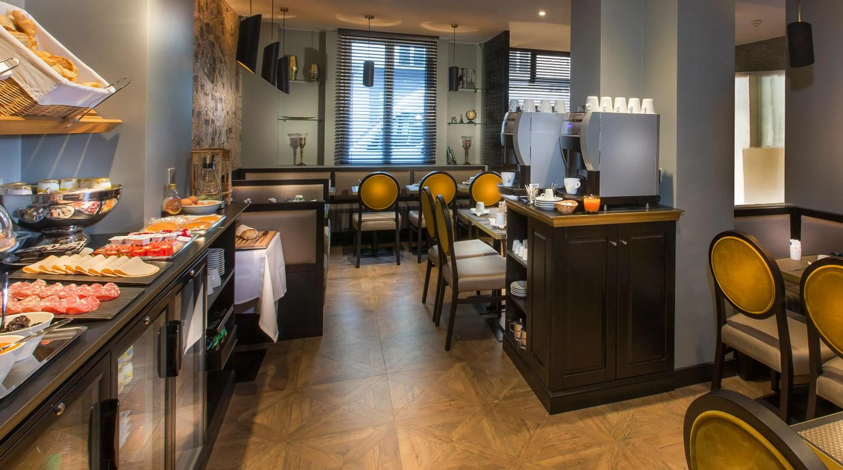 Buffet breakfast in Hôtel International Paris