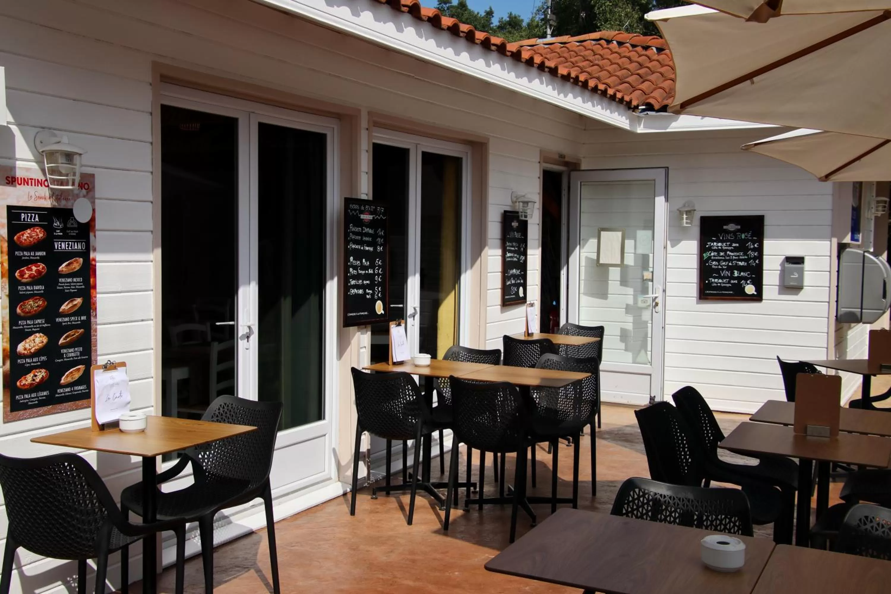Patio in The Originals City, Hôtel Le Lodge, Ondres, Bayonne Nord