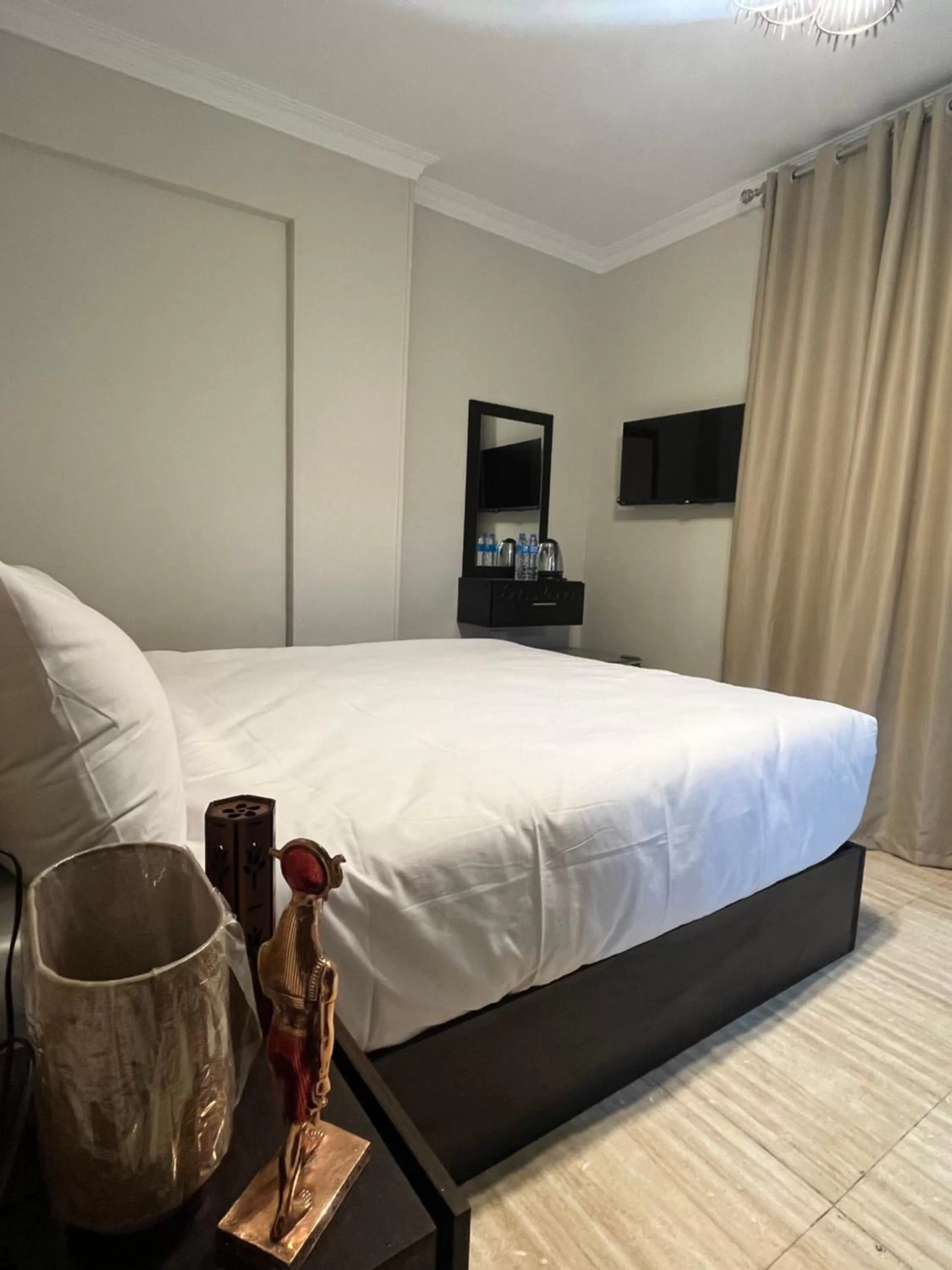 Communal lounge/ TV room, Bed in Crowne Pyramids view inn