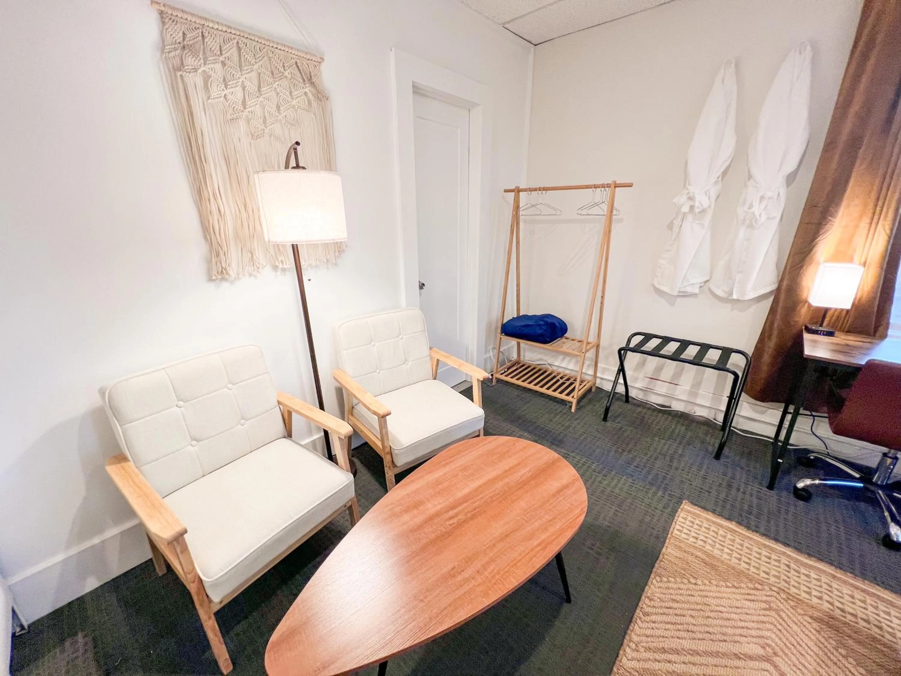 Bedroom, Seating Area in ITH Surf City Hostel Hermosa Beach