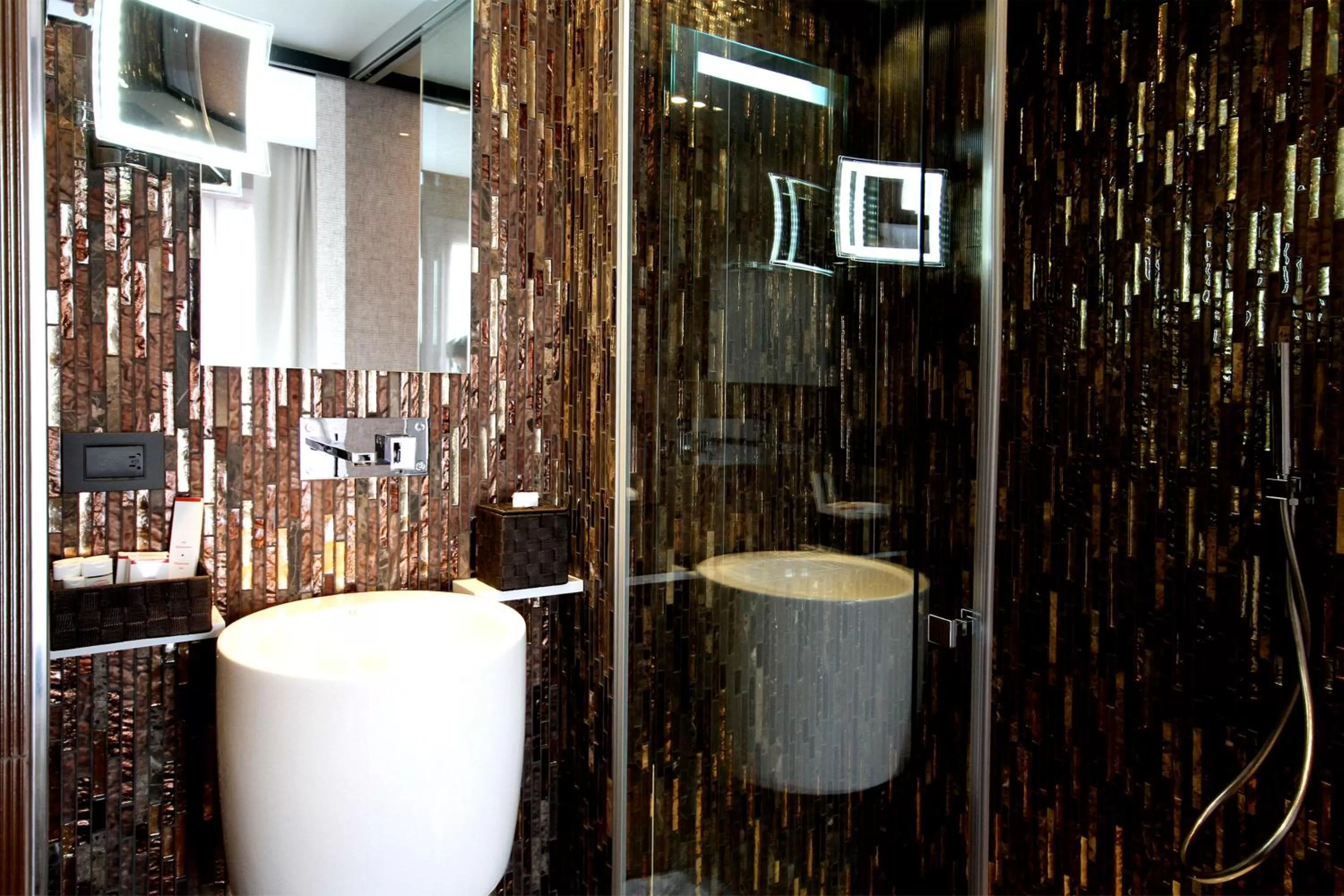 Shower in Hôtel Elysées Paris