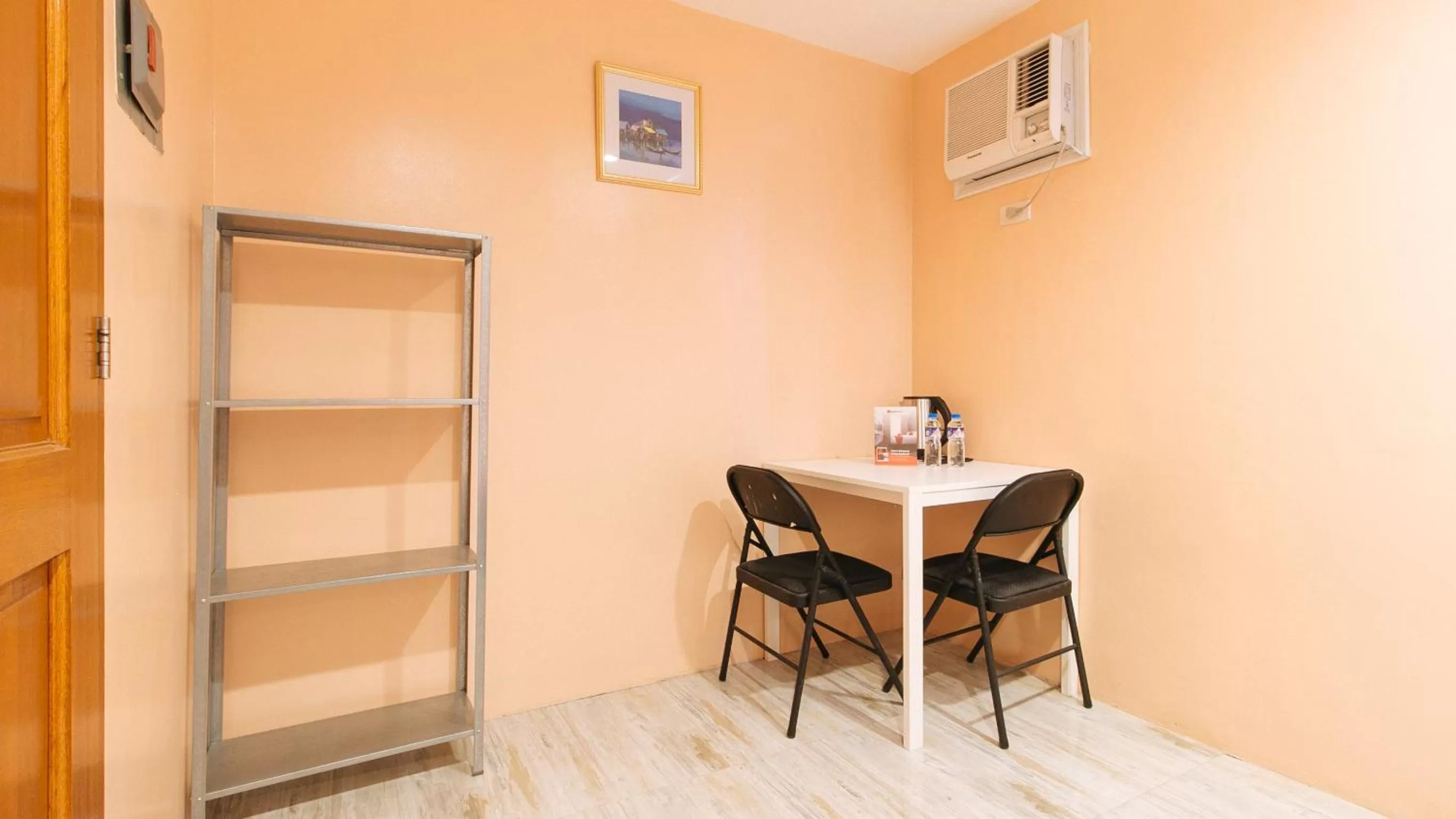 Seating area in RedDoorz at Hotel Rosemarie