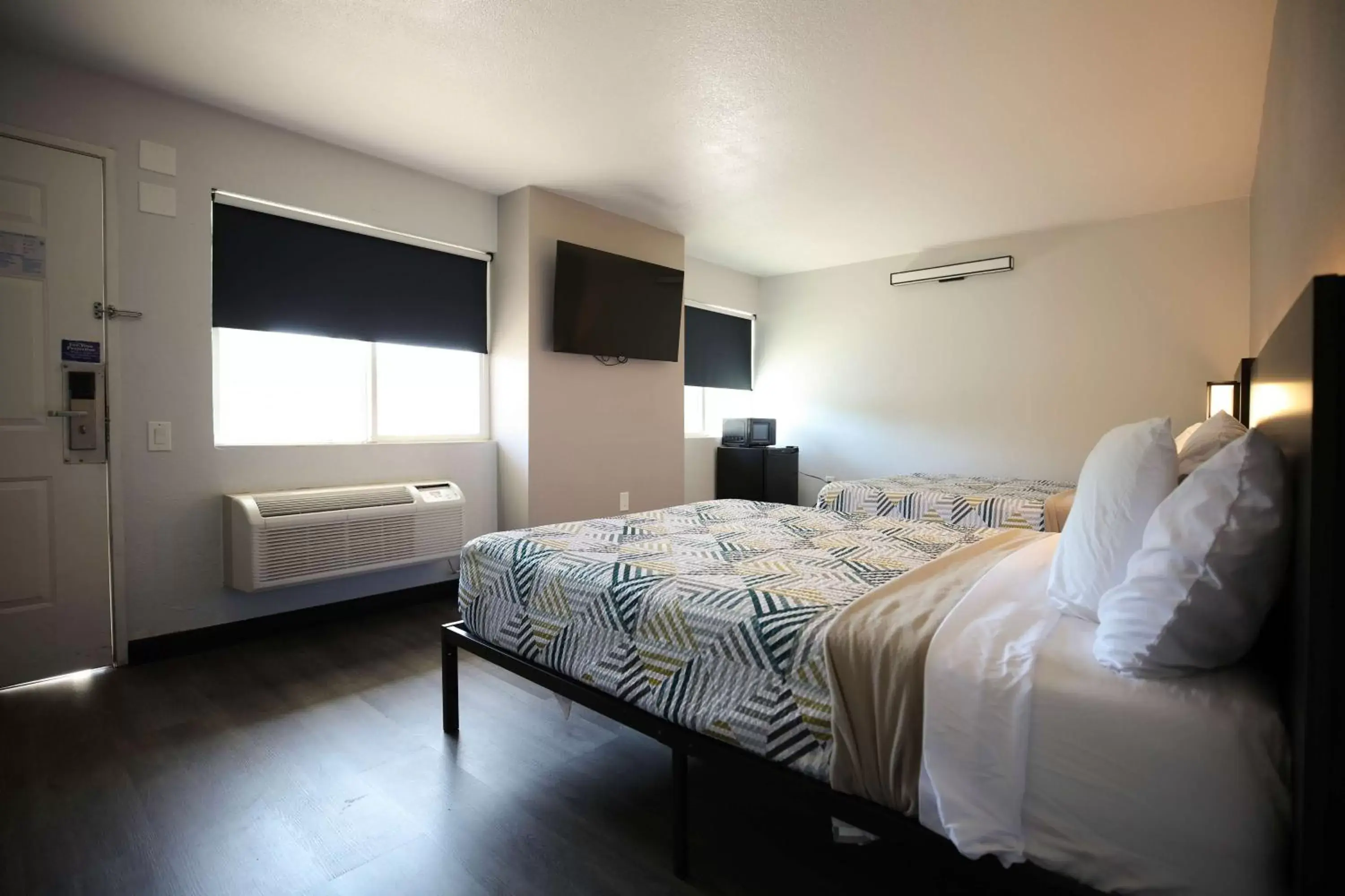 Queen Room with Two Queen Beds - Disability Access - Roll In Shower in Motel 6-Sacramento, CA - Old Sacramento North Queen Room with Two Queen Beds - Disability Access - Roll In Shower in Motel 6-Sacramento, CA - Old Sacramento North