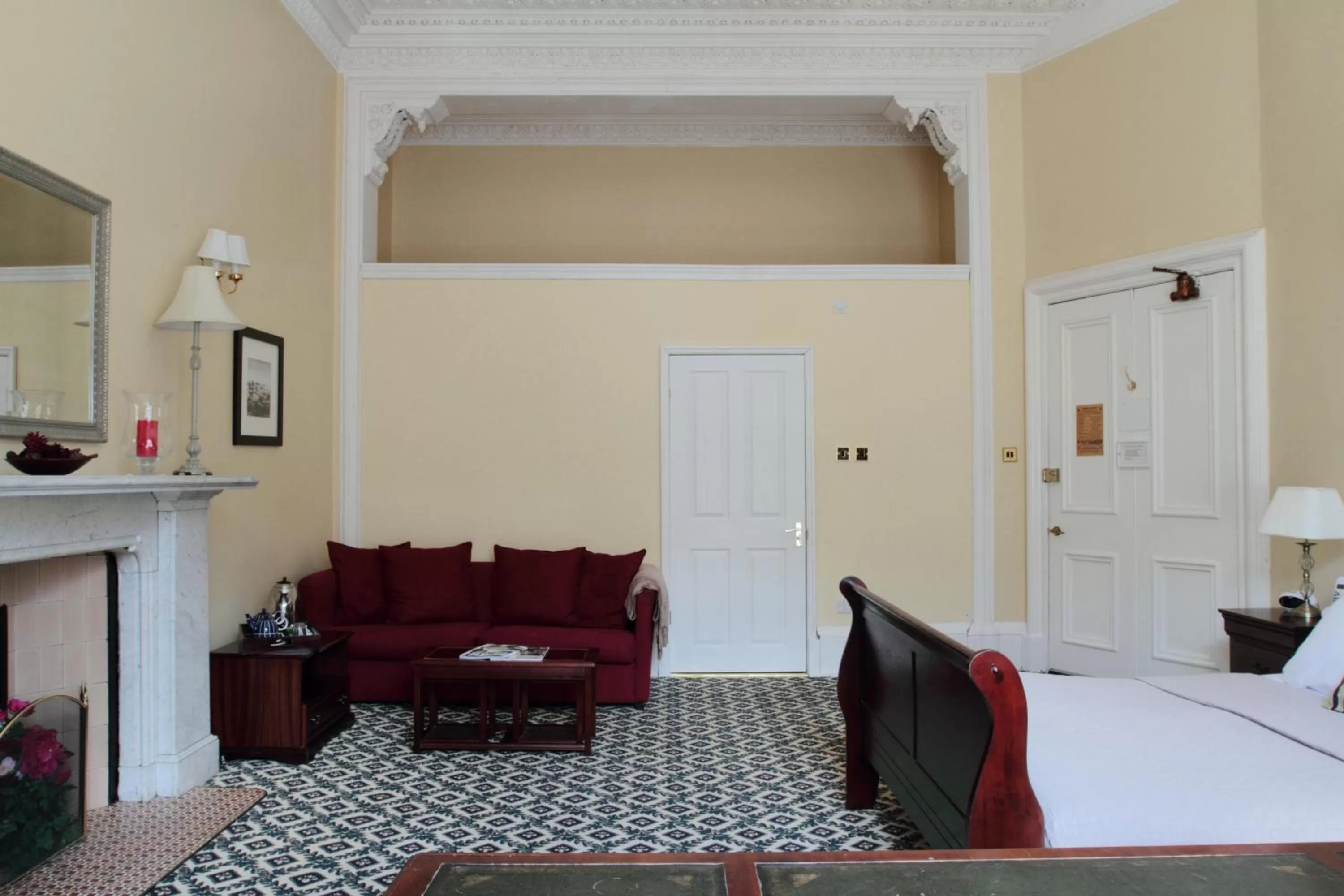 Seating area, Bed in Thistle Hotel
