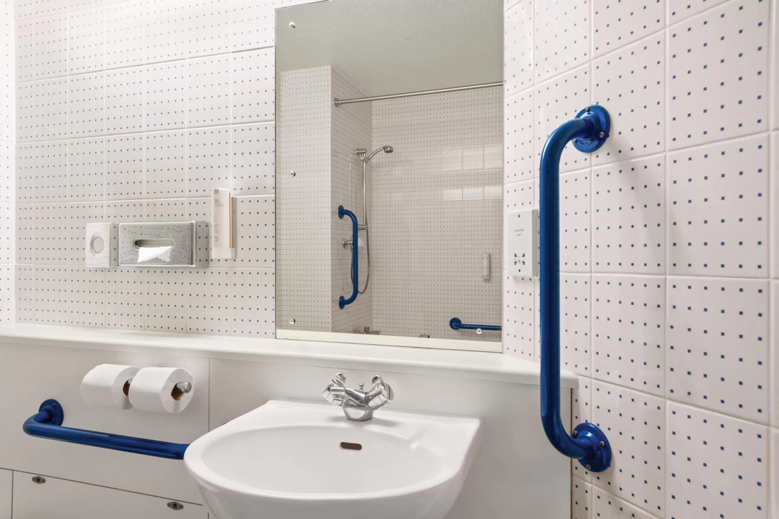 Shower in Days Inn Hotel Sheffield South