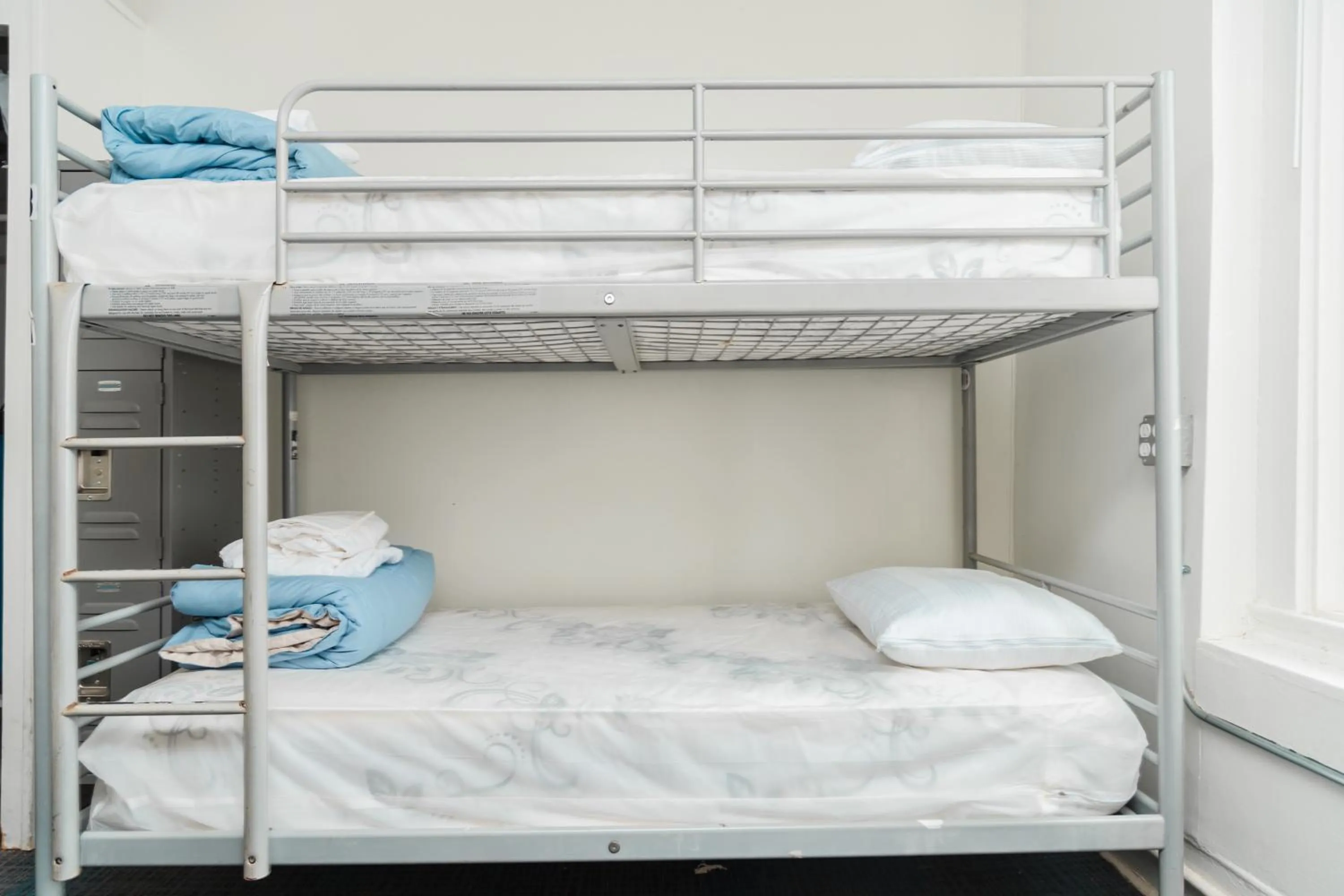 Bedroom, Bunk Bed in ITH Surf City Hostel Hermosa Beach