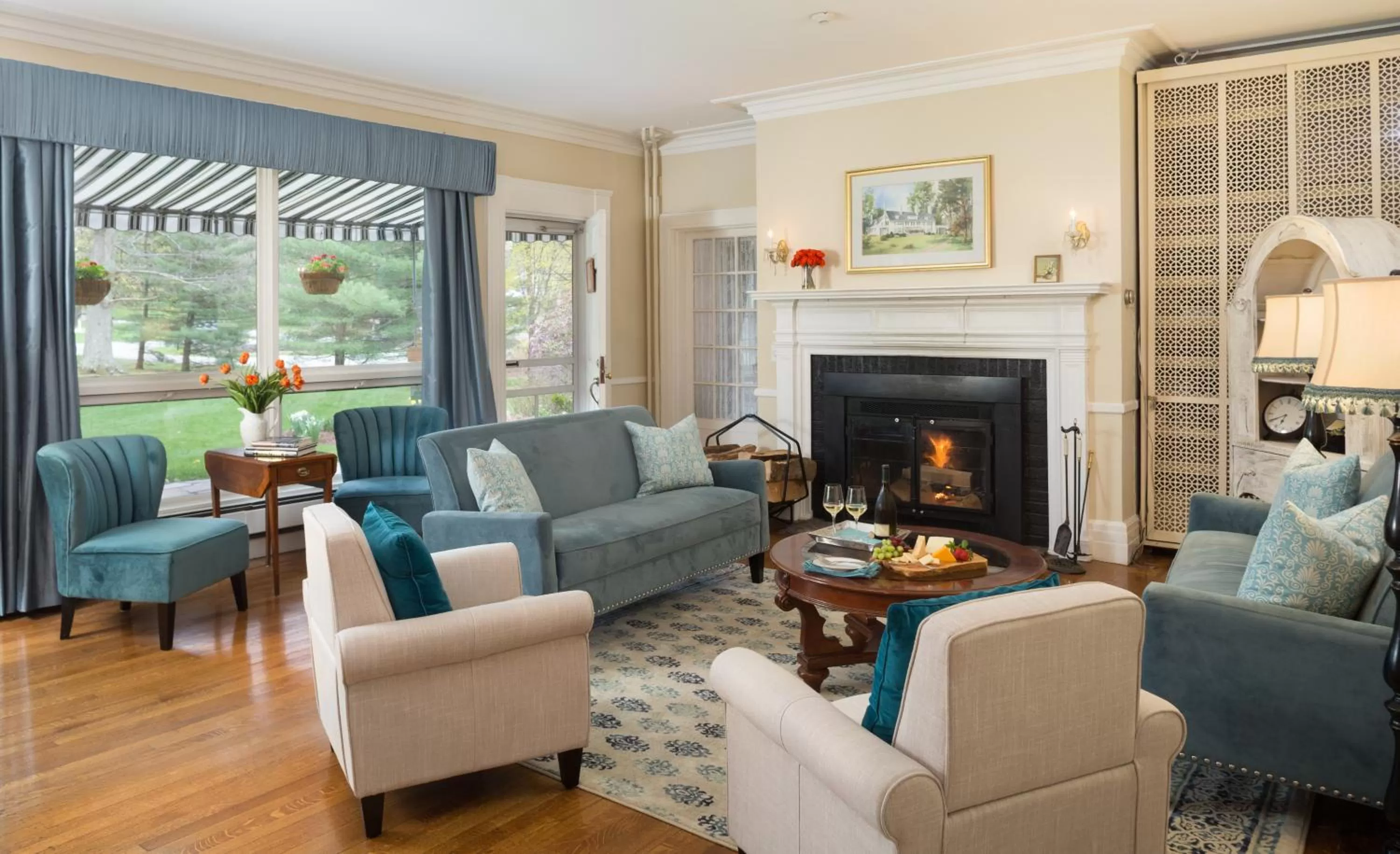 Lounge or bar in Four Chimneys Inn