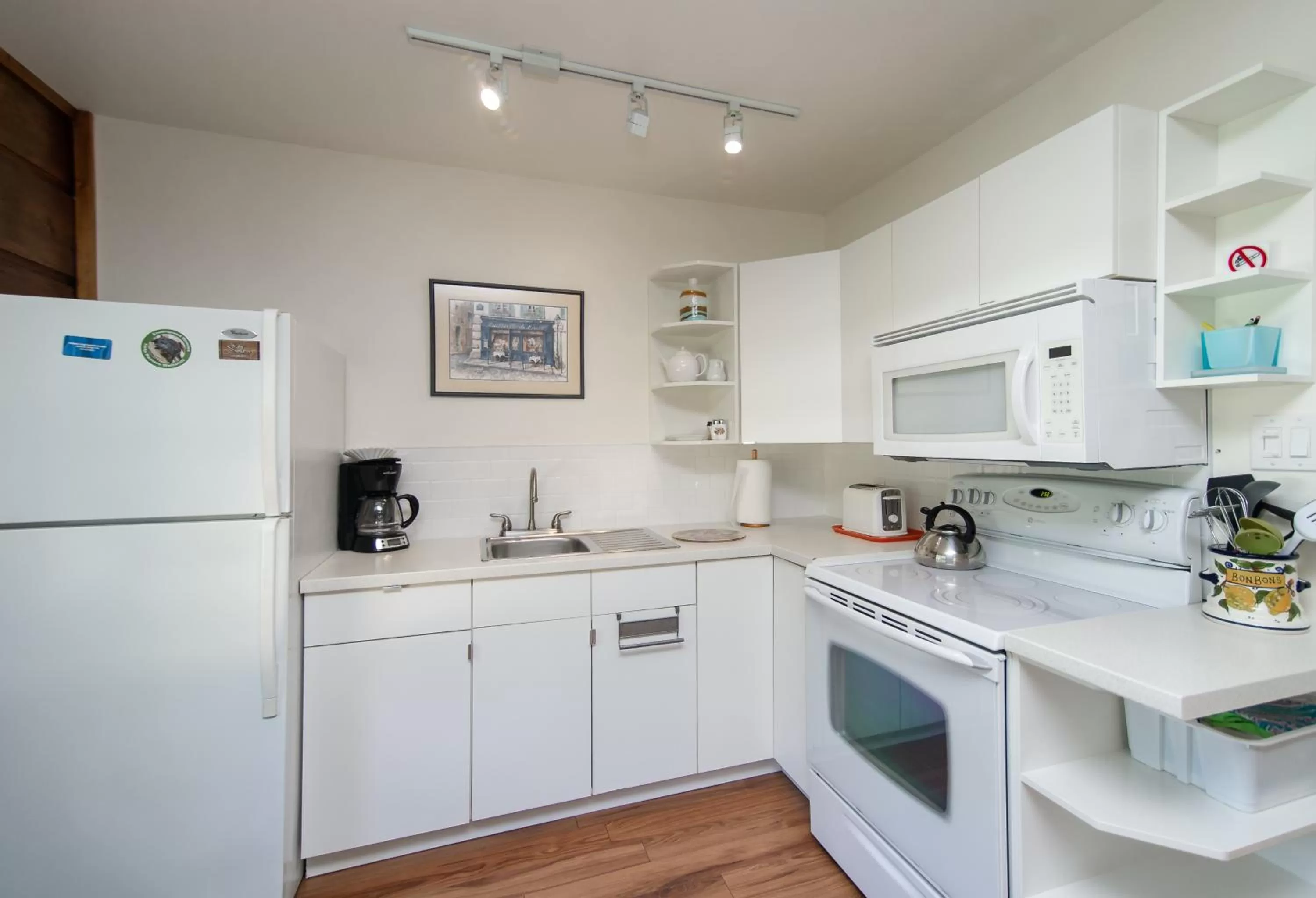 Kitchen/Kitchenette in Bye the Bay Bed and Breakfast