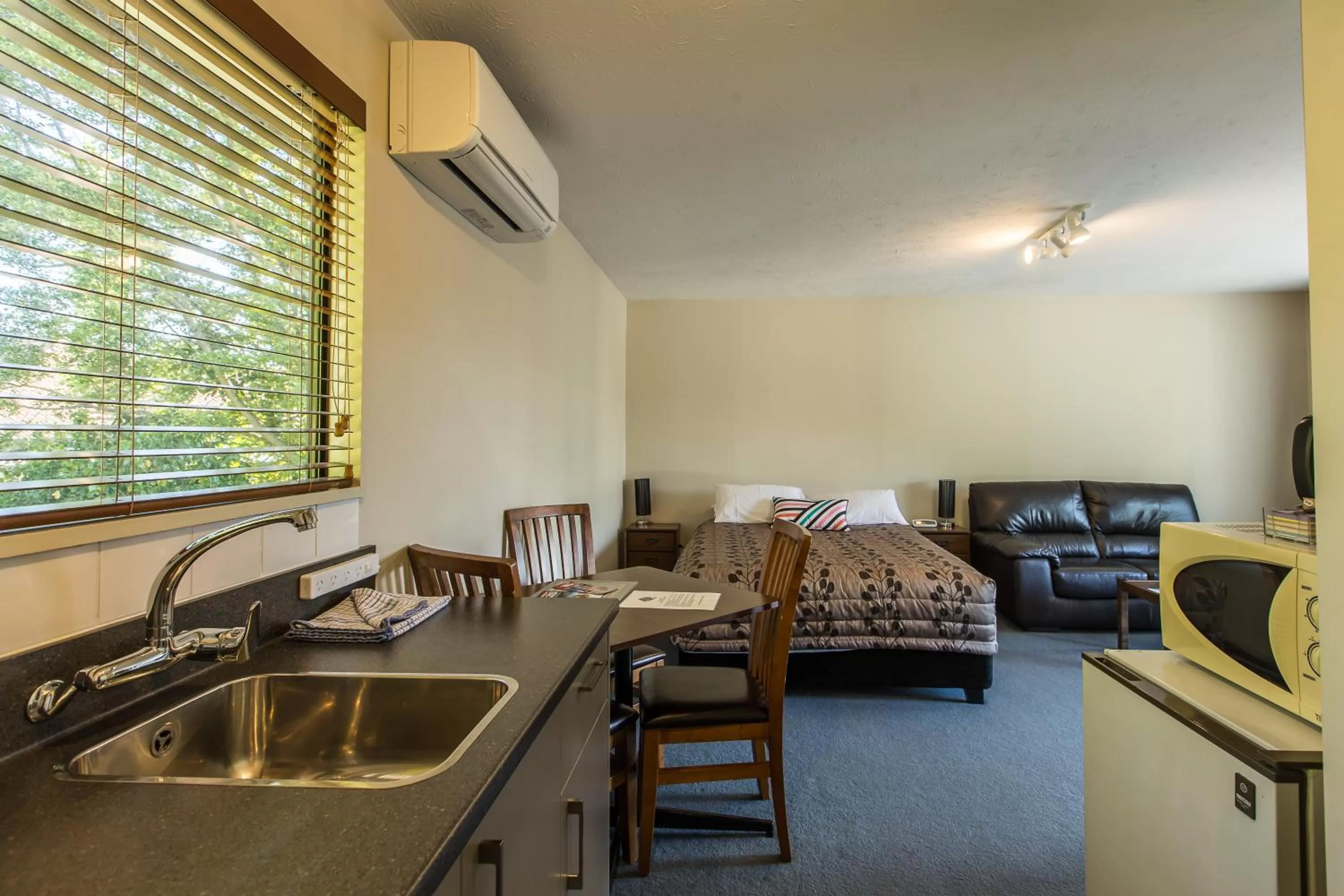 Living room, Bed in Argyle On The Park - Central Christchurch Motel Overlooking Hagley Park