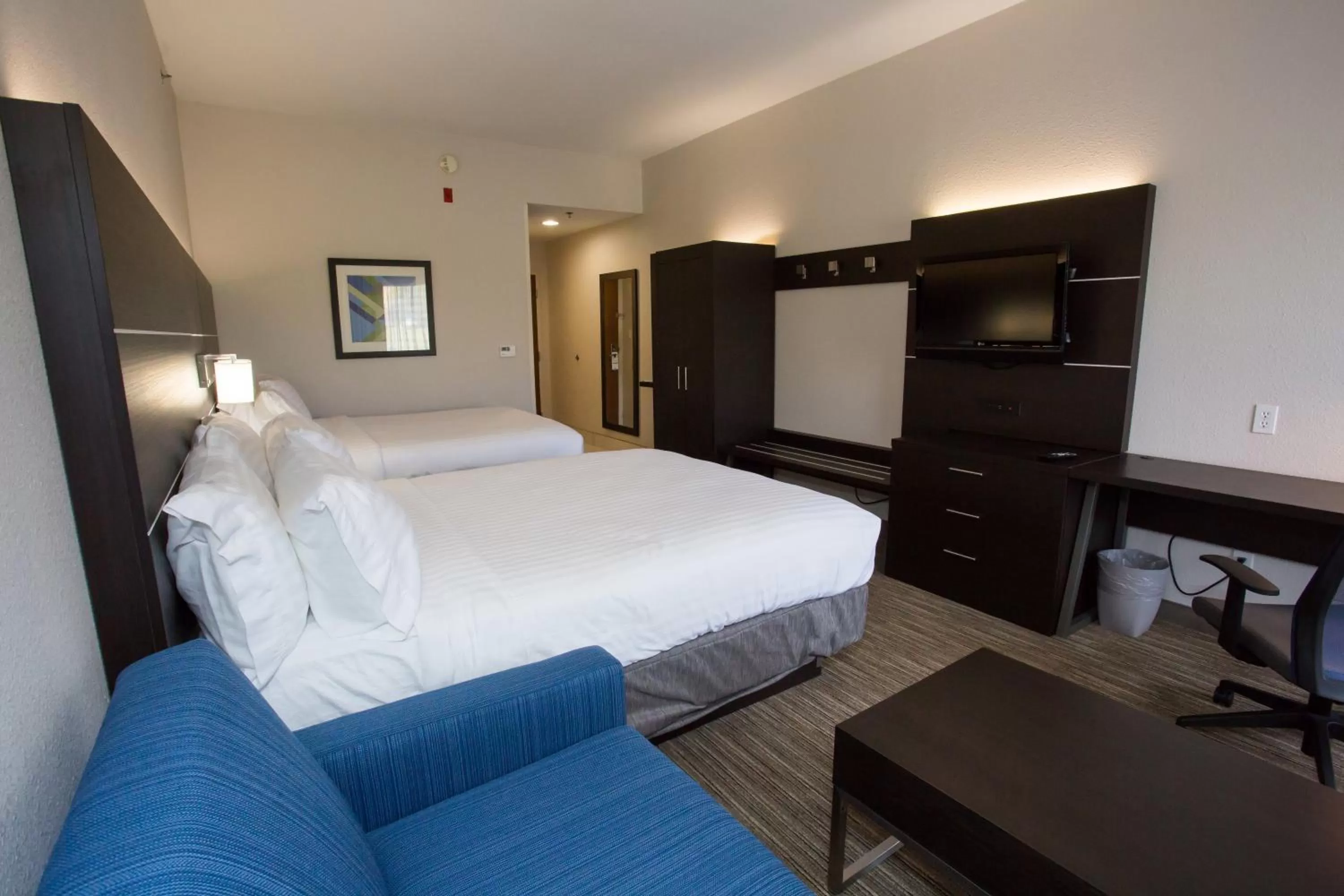 Photo of the whole room, Bed in Holiday Inn Express Wilmington by IHG