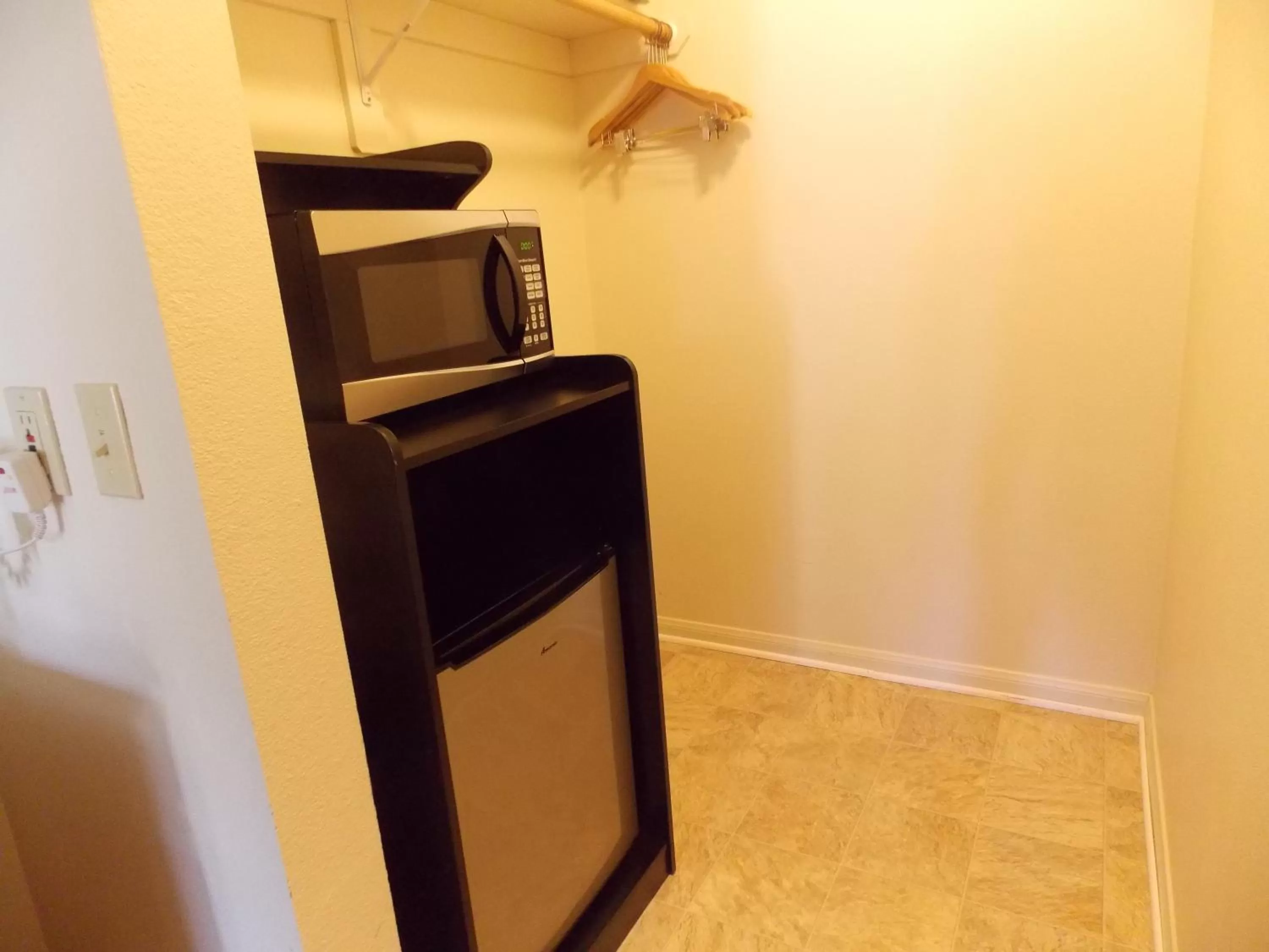 minibar in Vintage Lakeside Inn