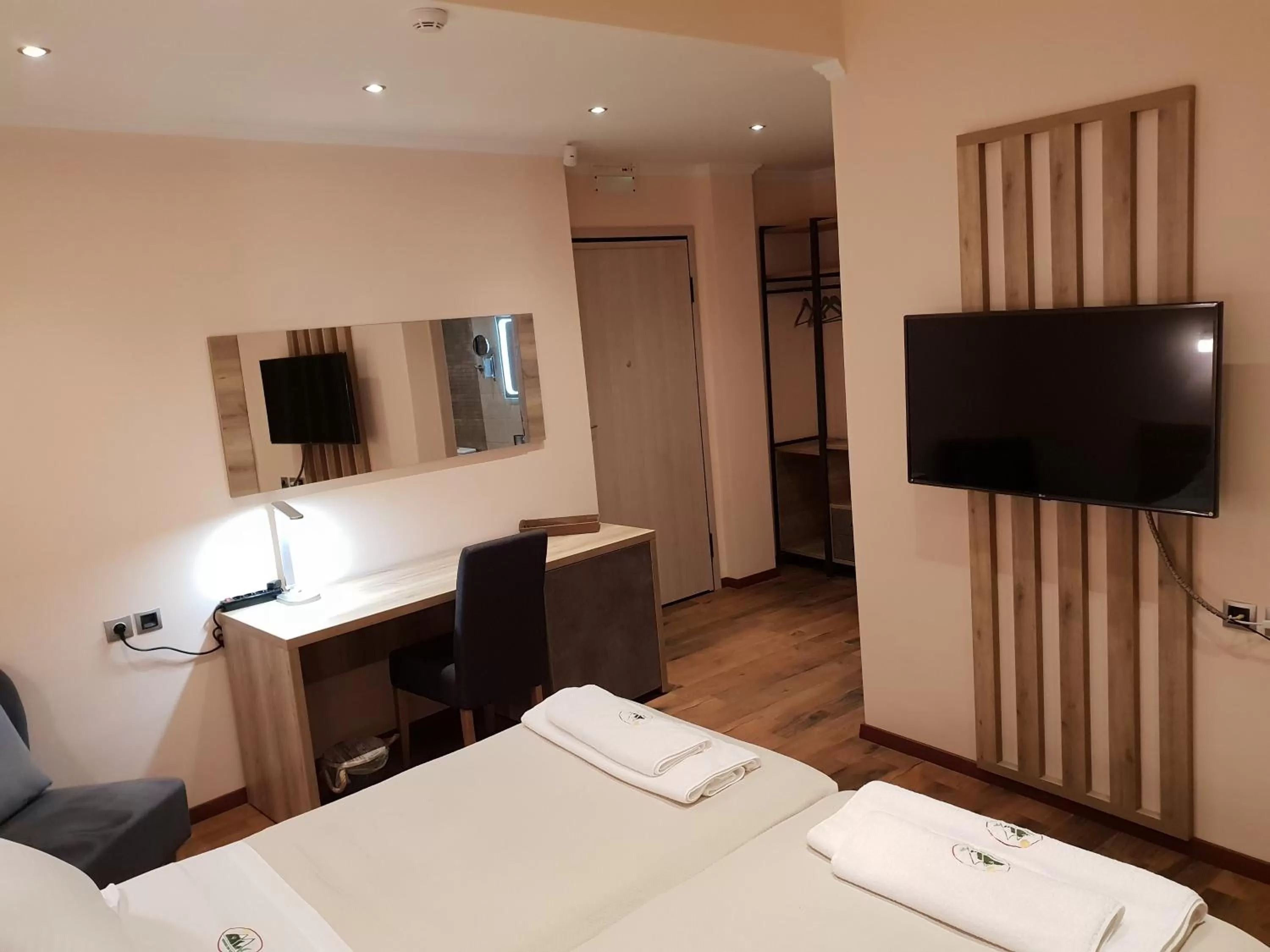 Photo of the whole room, Bed in Mondeus Inn Luxury