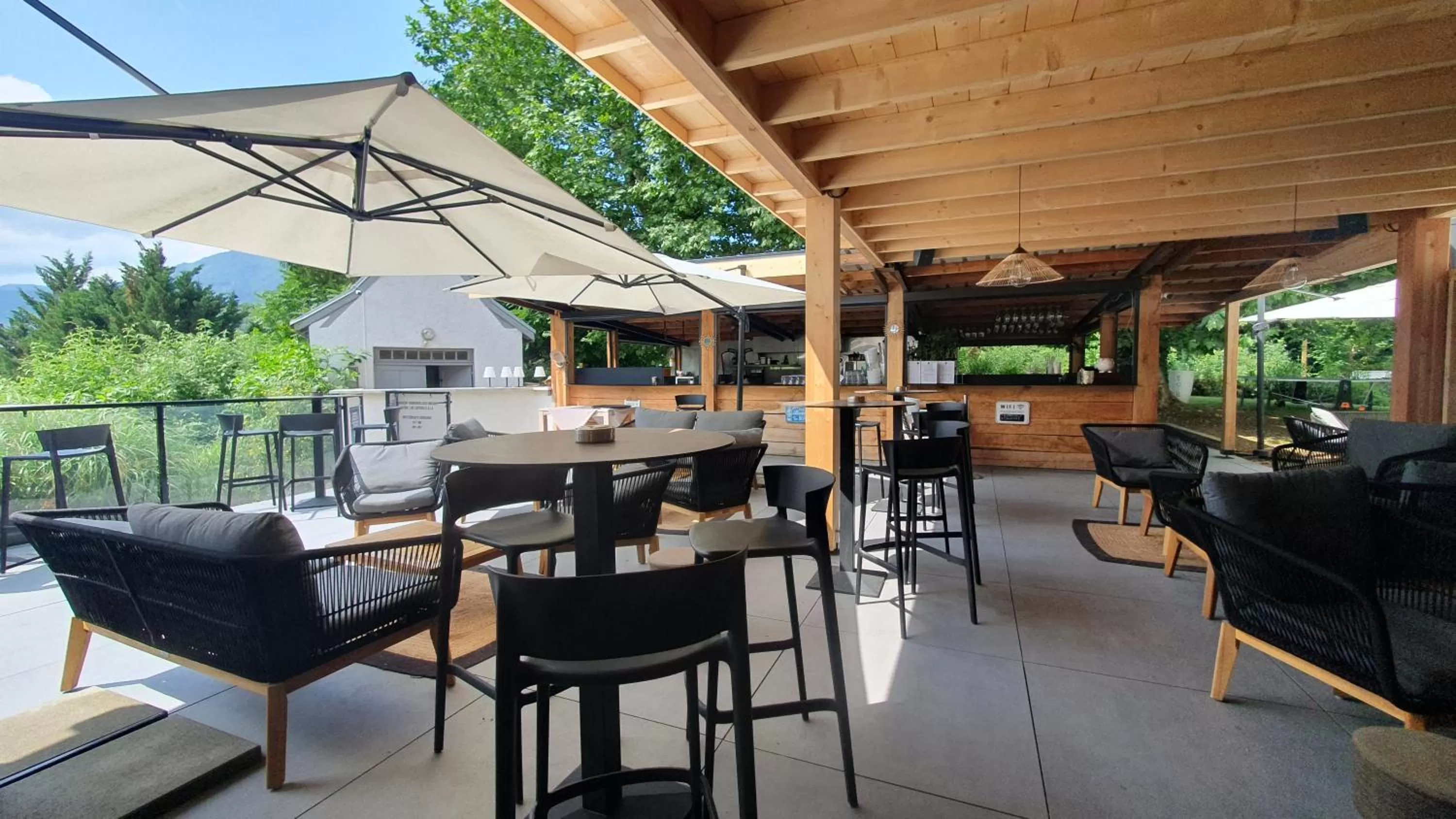 Patio in Hôtel Restaurant Le Repère