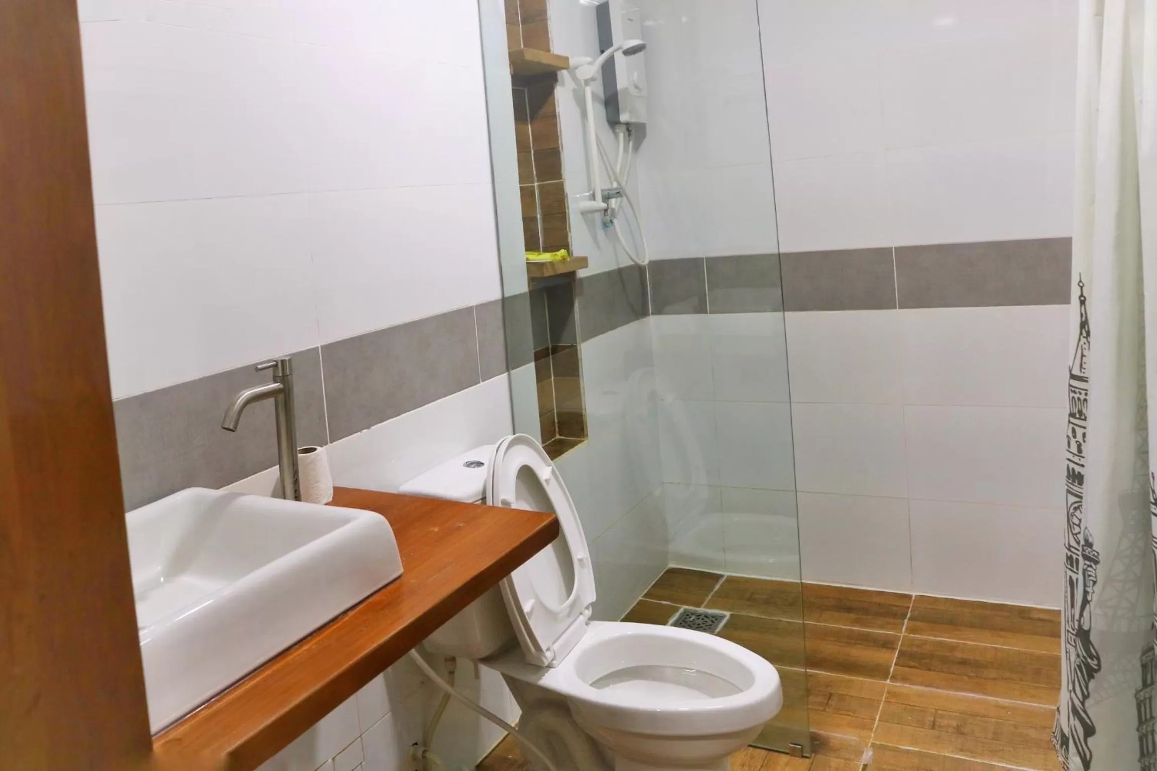 Bathroom in Neakru Guesthouse and Restaurant