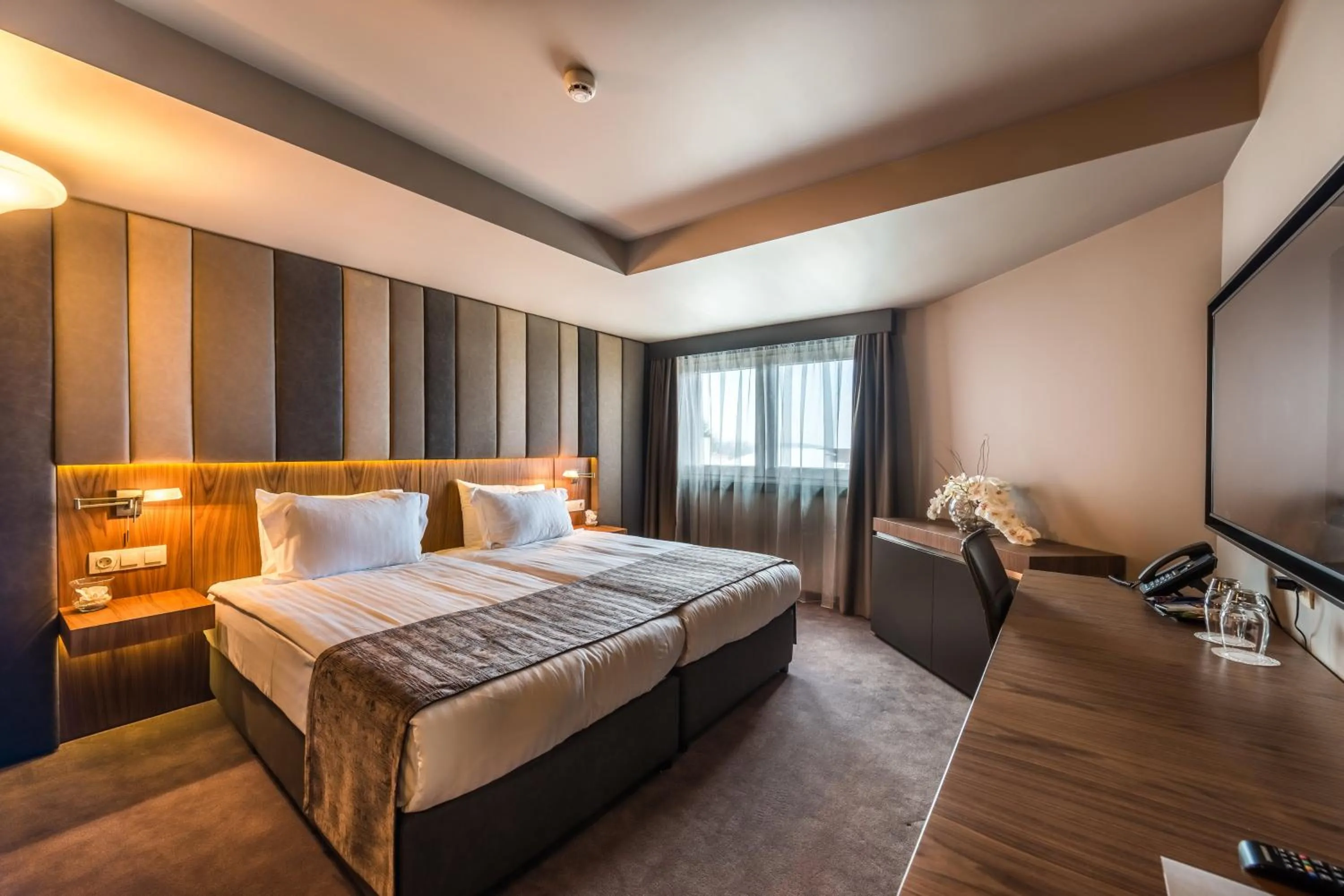 Bed in All Seasons Residence Design Hotel - Free parking