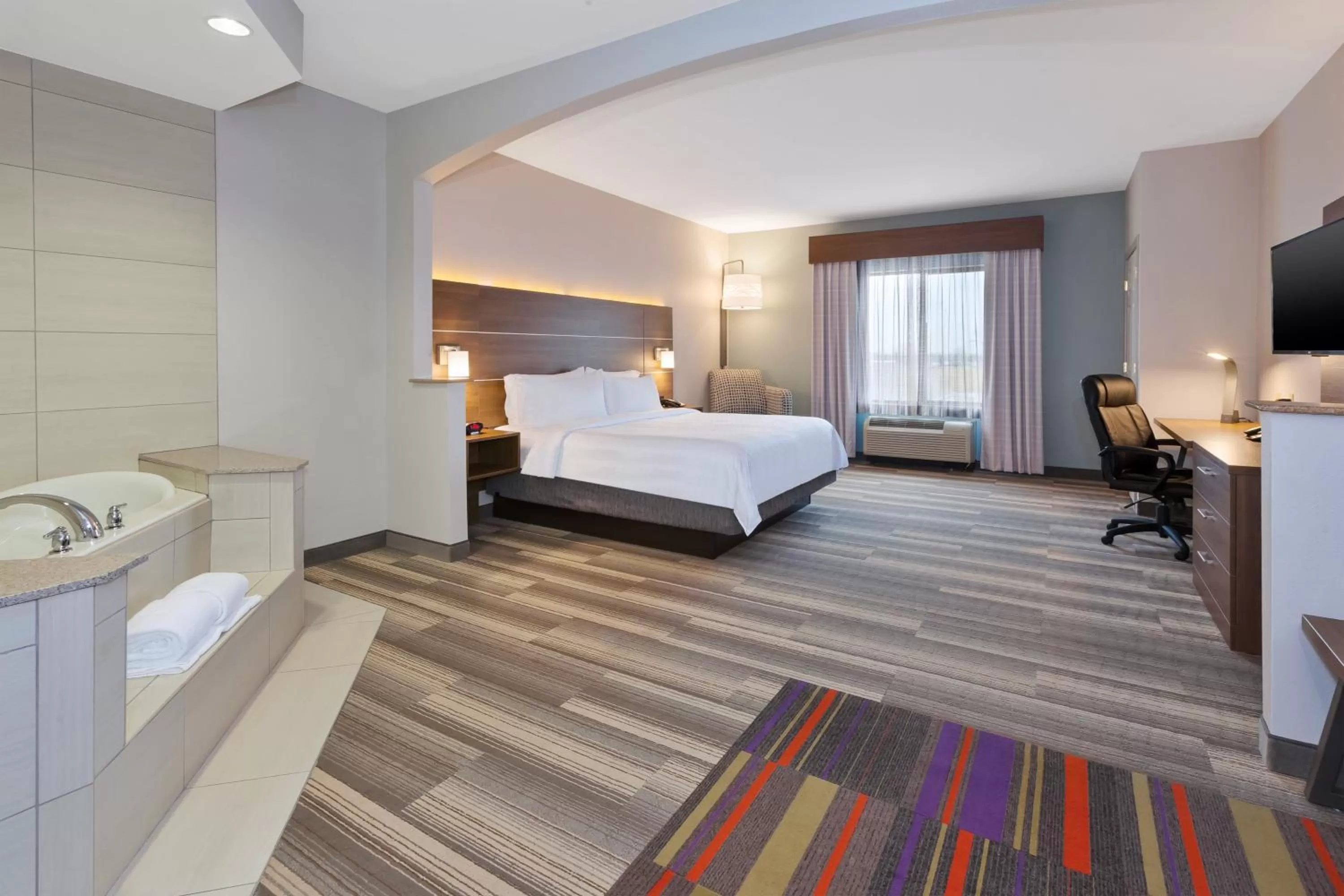 Photo of the whole room, Bed in Holiday Inn Express Hotel & Suites Warminster-Horsham by IHG