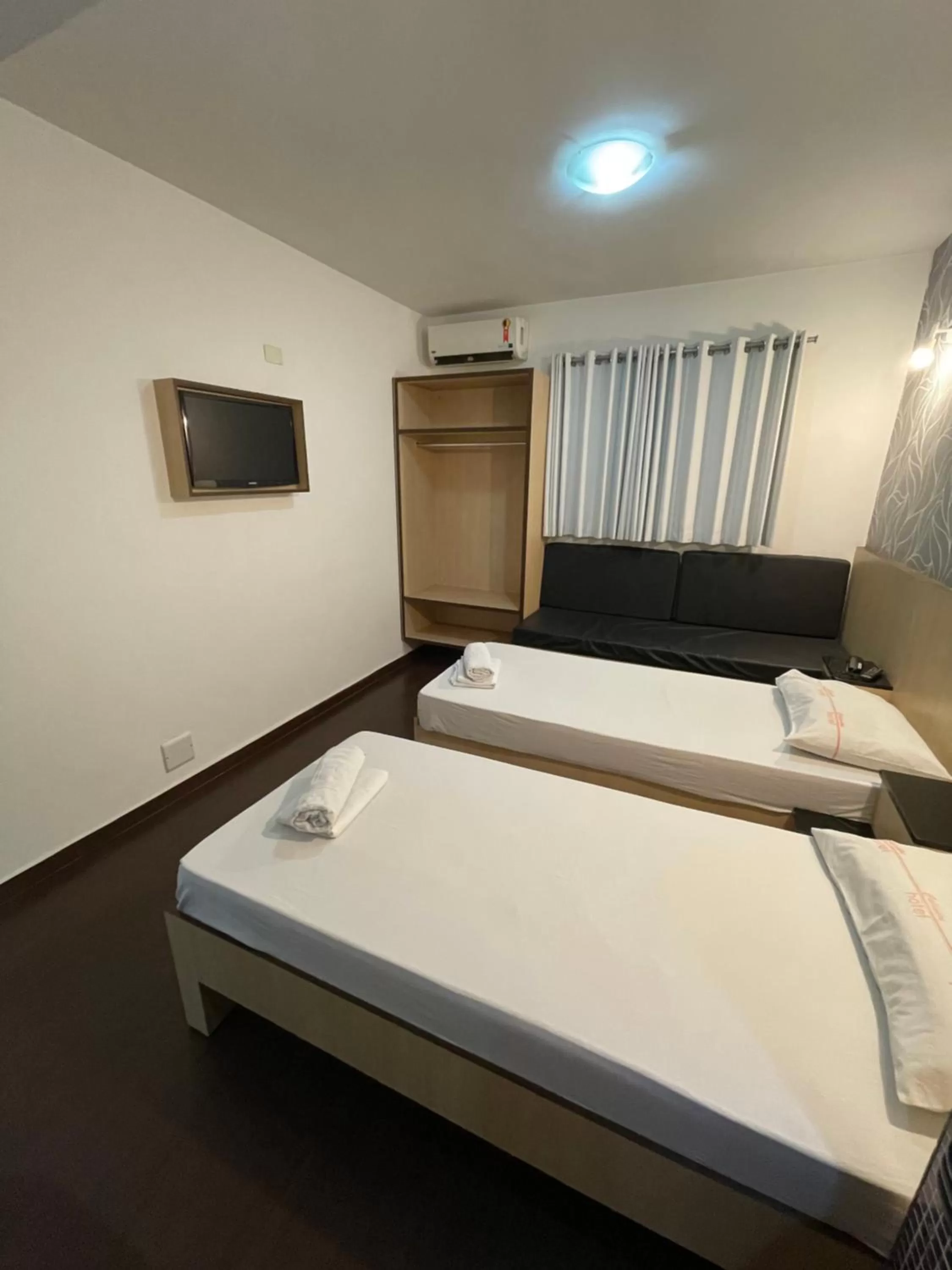 Photo of the whole room, Bed in Calandre Hotel