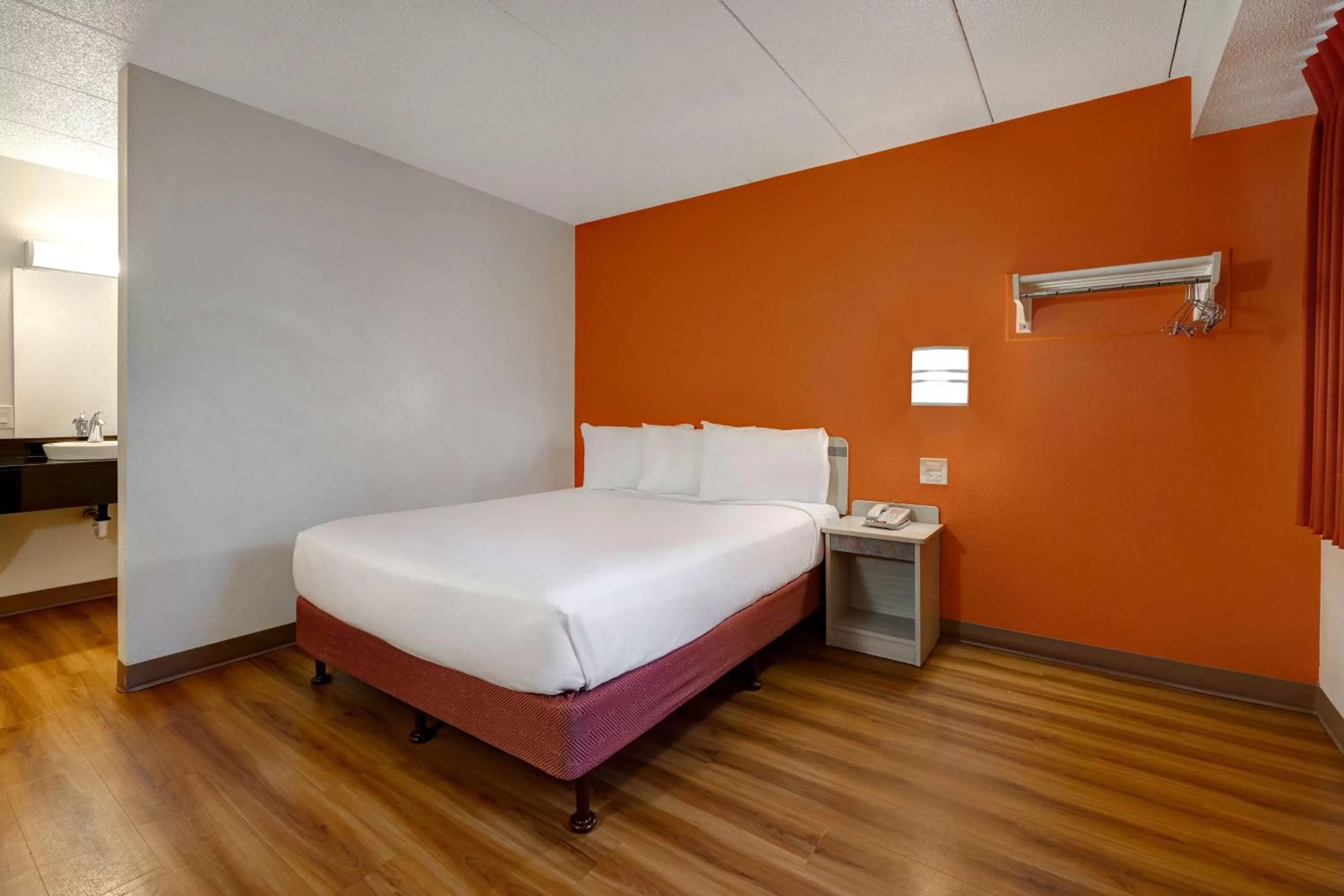 Bedroom, Bed in Motel 6-Lakeville, MN - South - Lakeville