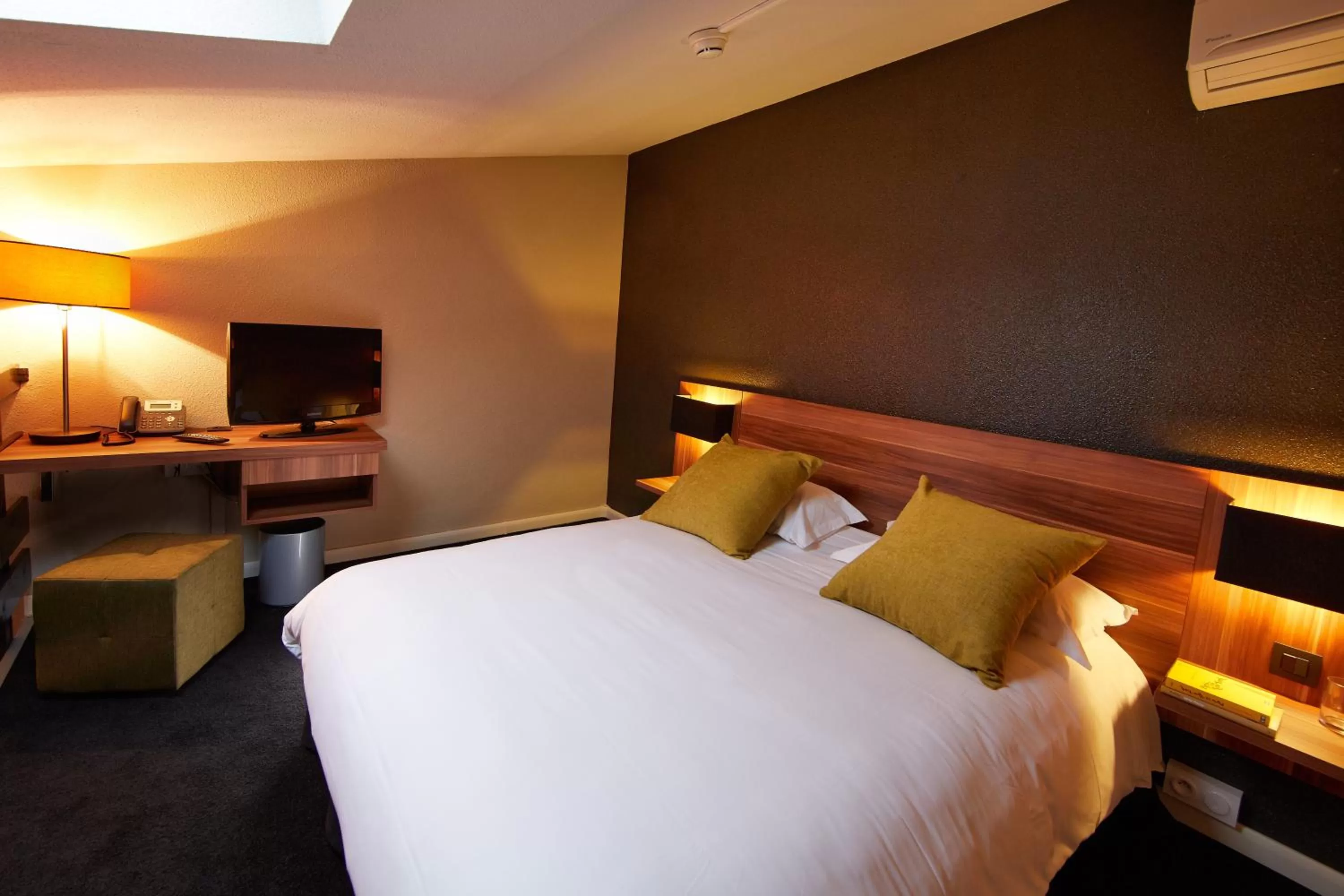 Decorative detail, Bed in Atrium Hôtel Valence Ville