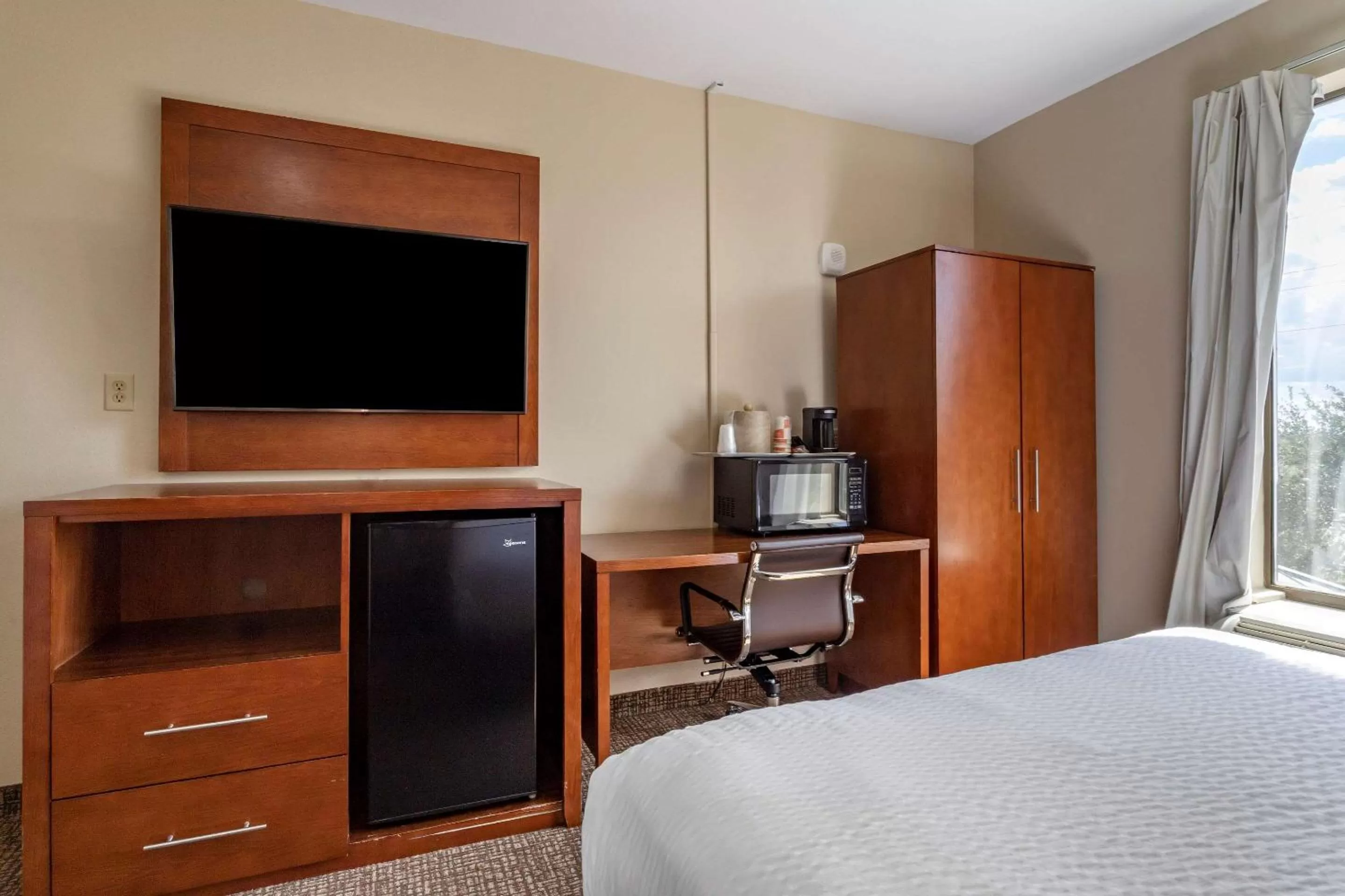 Bedroom, Bed in Comfort Suites Houston near Medical Center- NRG Stadium