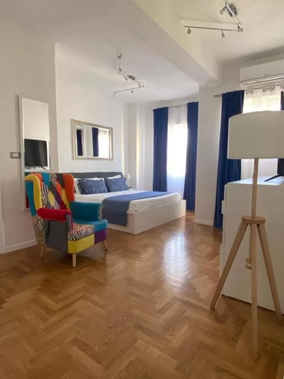 Bed, Seating Area in Cilea14 Room