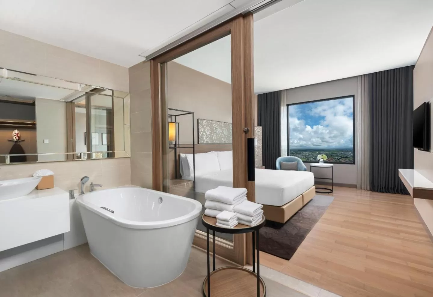 Toilet, Bed in Holiday Inn & Suites Rayong City Centre by IHG
