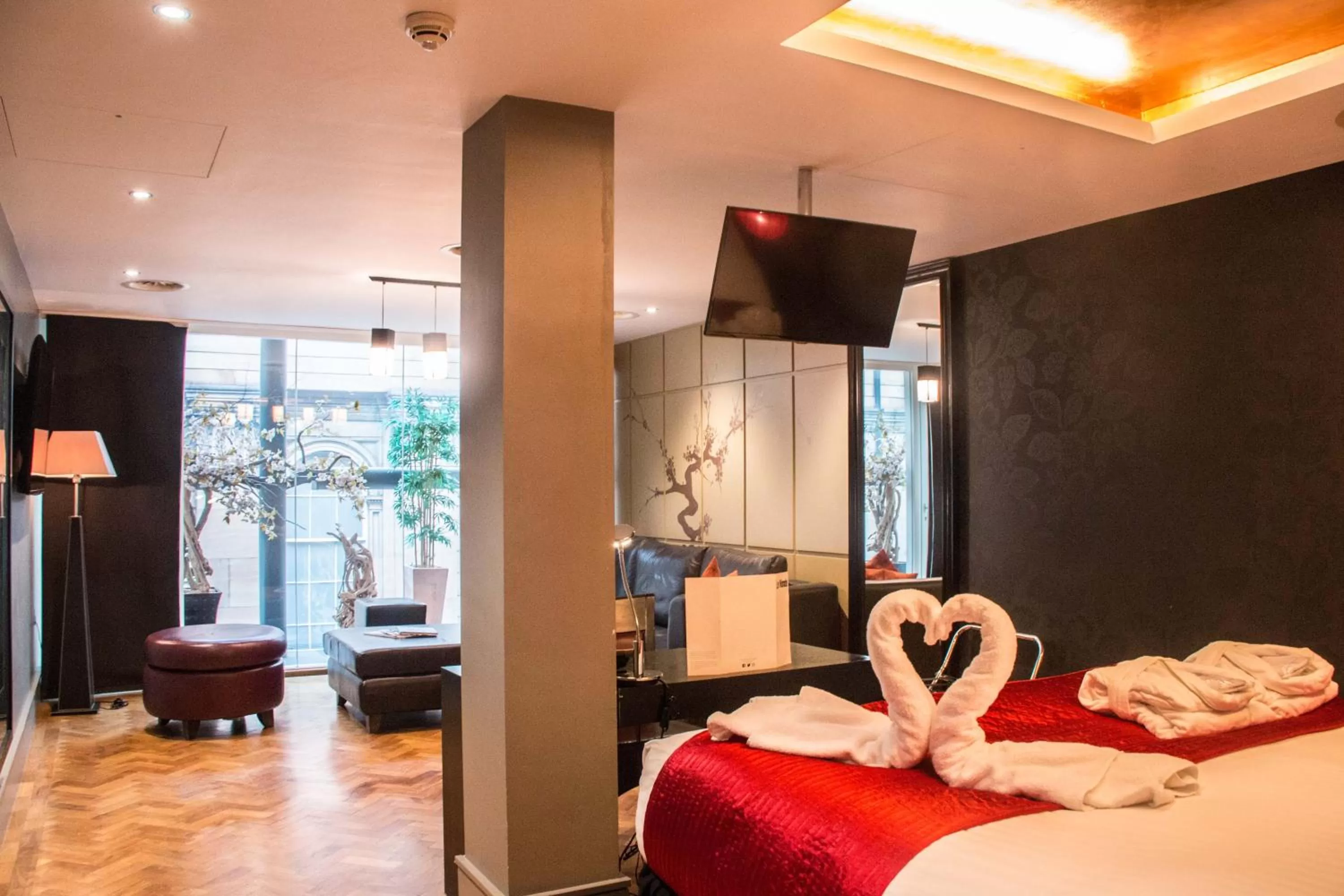 Photo of the whole room, Bed in Le Monde Hotel