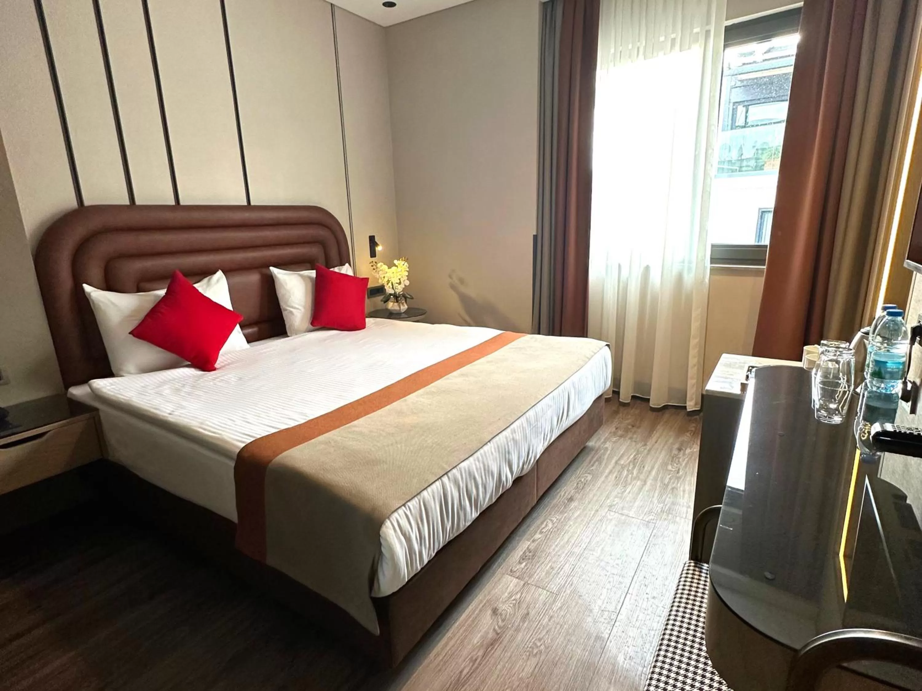 Photo of the whole room, Bed in Edition Old City Hotel