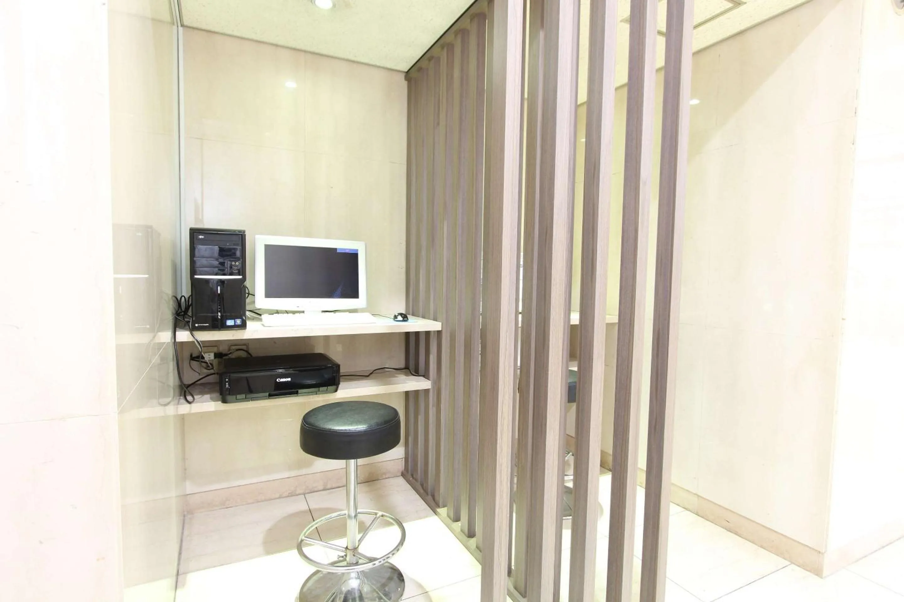 Business facilities in SureStay Plus Hotel by Best Western Shin-Osaka